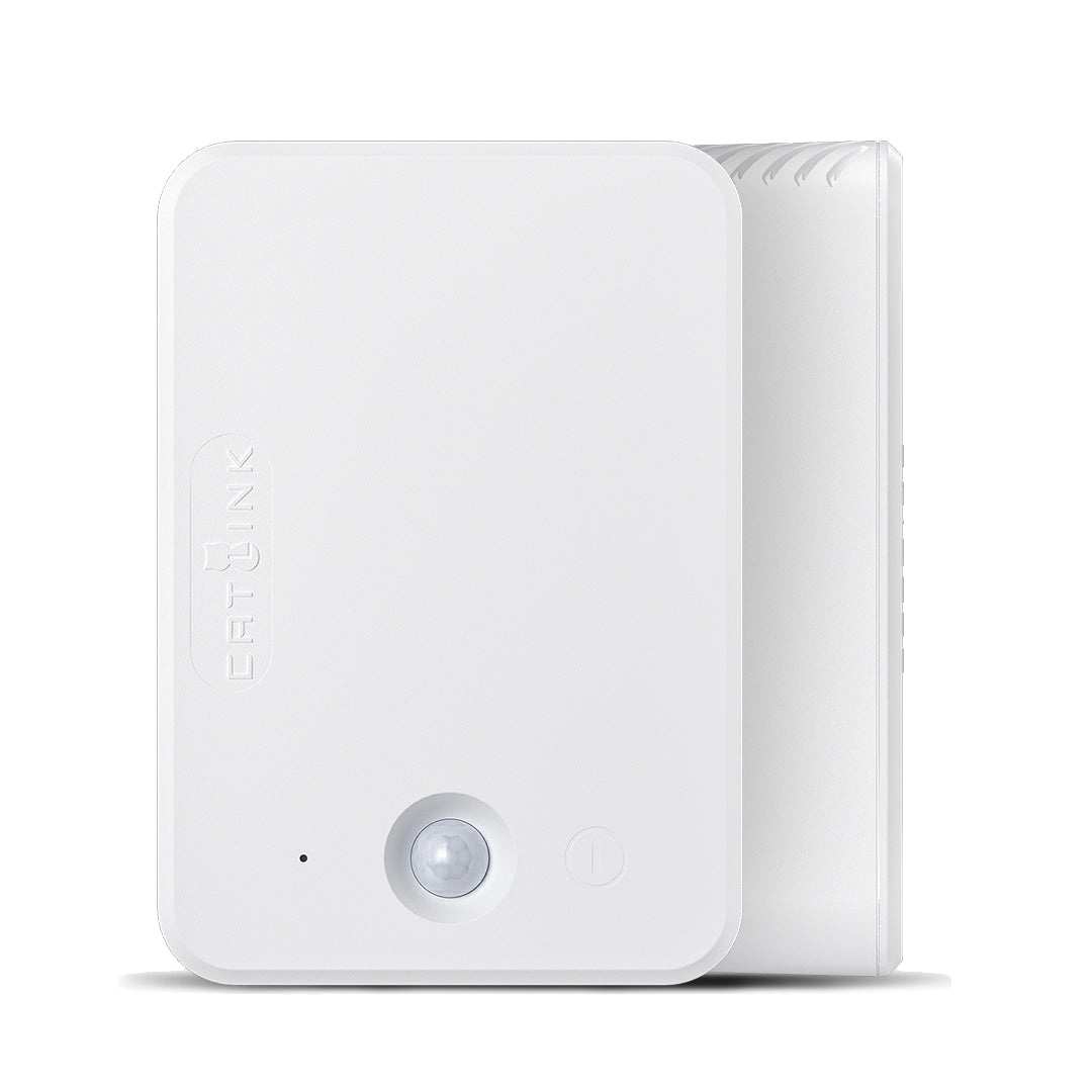 Ein weißes Gerät mit PIR-Sensor, Lüftungsschlitzen und Logo auf weißem Hintergrund.
