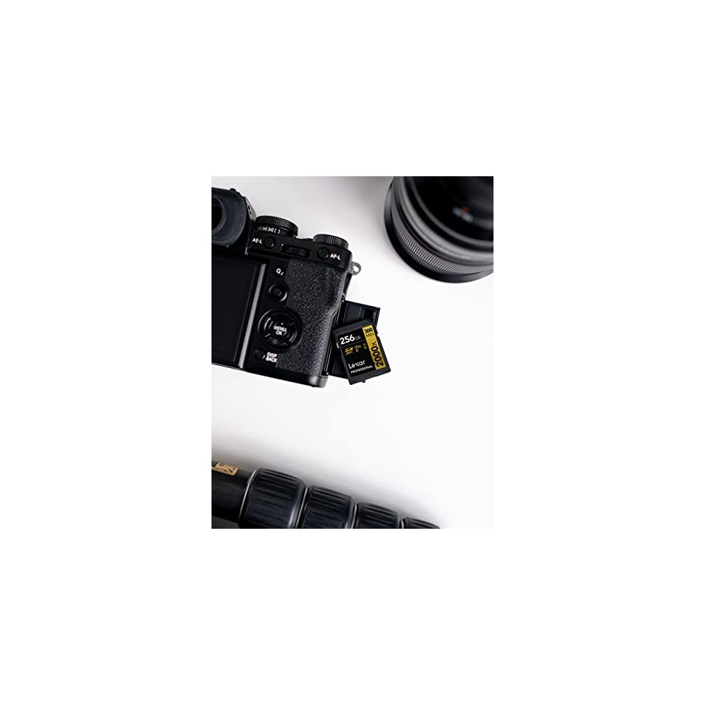 Una fotocamera con scheda SD e obiettivo su sfondo bianco.