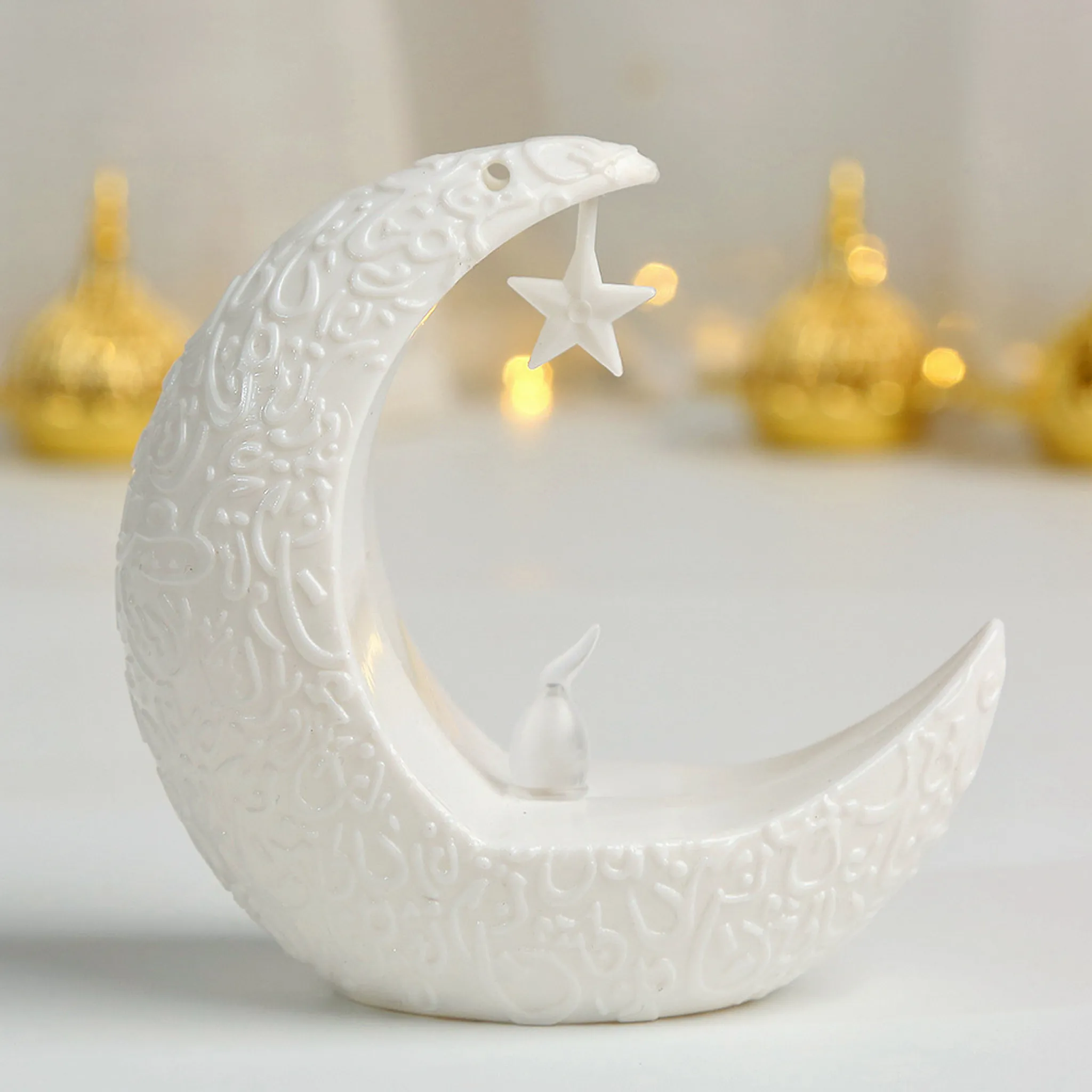 Ein weißer Mond mit Stern und Girlande. Ornamente auf dem Mond.