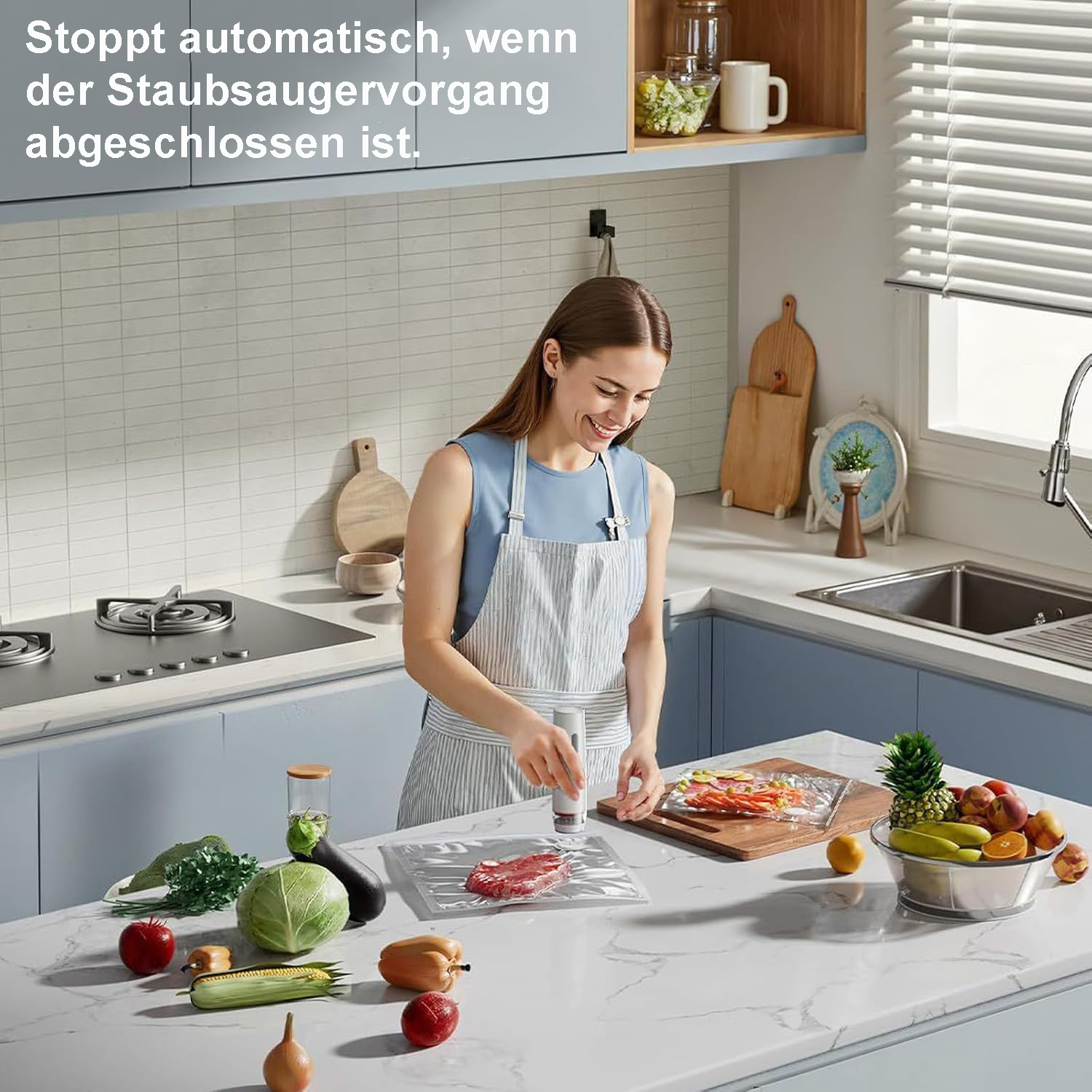 Frau vakuumversiegelt Lebensmittel in einer modernen Küche mit Obst und Gemüse.