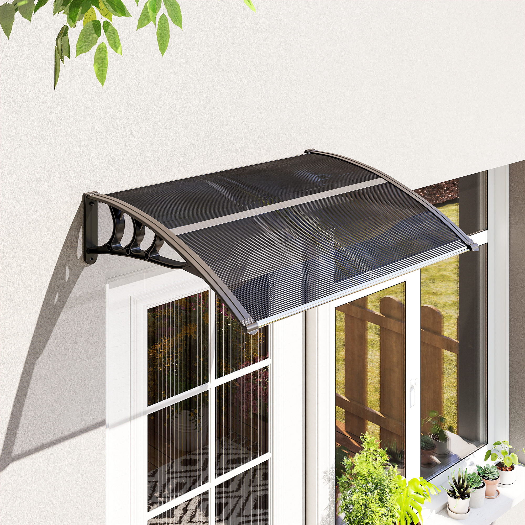 Un toldo oscuro sobre una puerta con plantas junto a la ventana y una valla de madera.