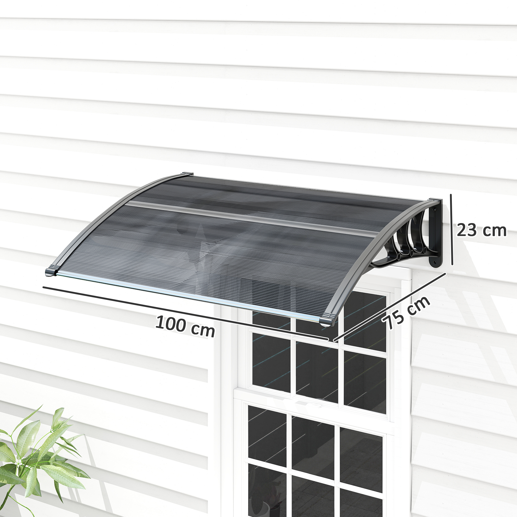 Un toldo de ventana gris oscuro con soportes metálicos en una pared blanca.