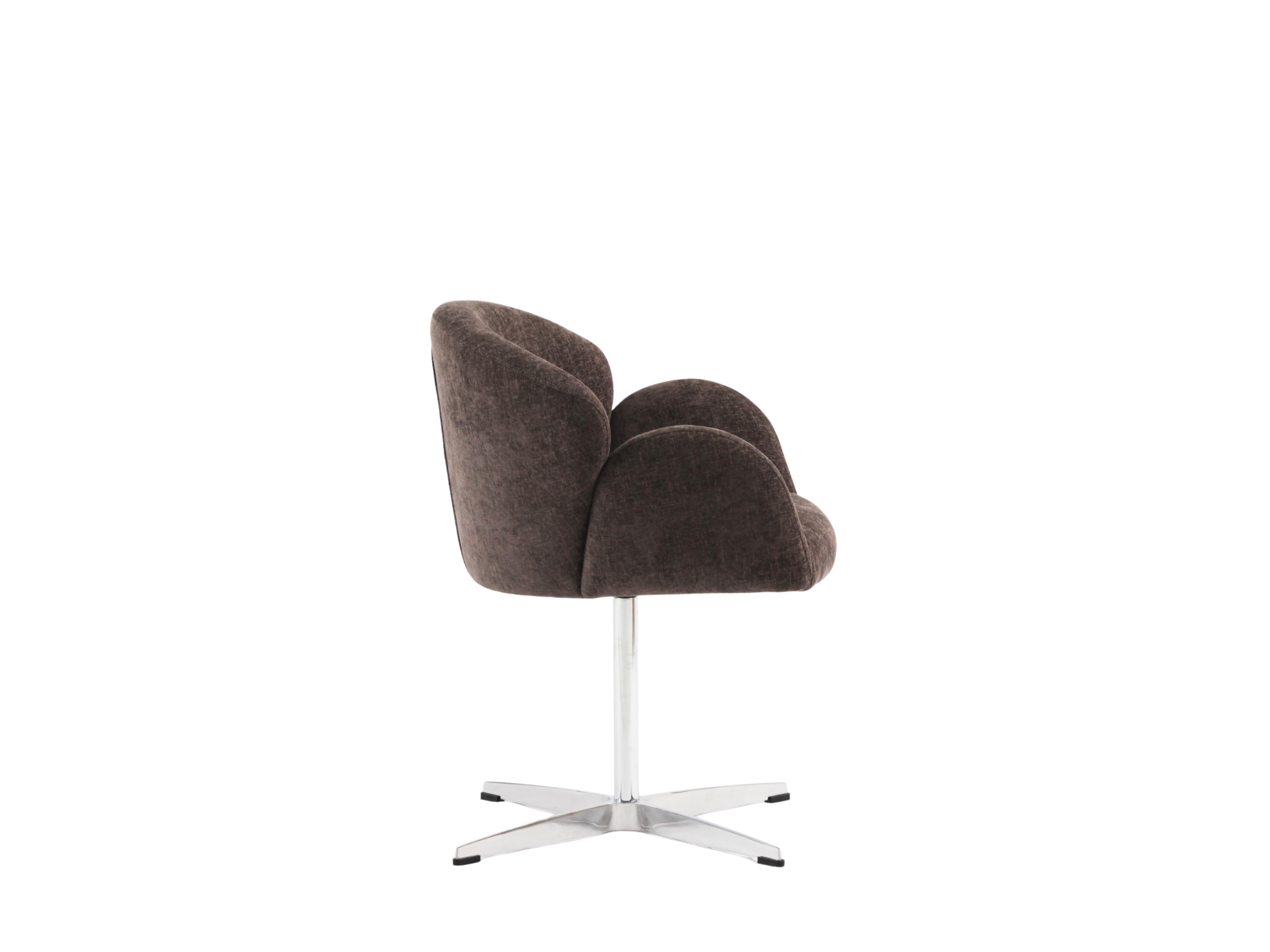 Brauner Sessel mit Metallfuß auf weißem Hintergrund.