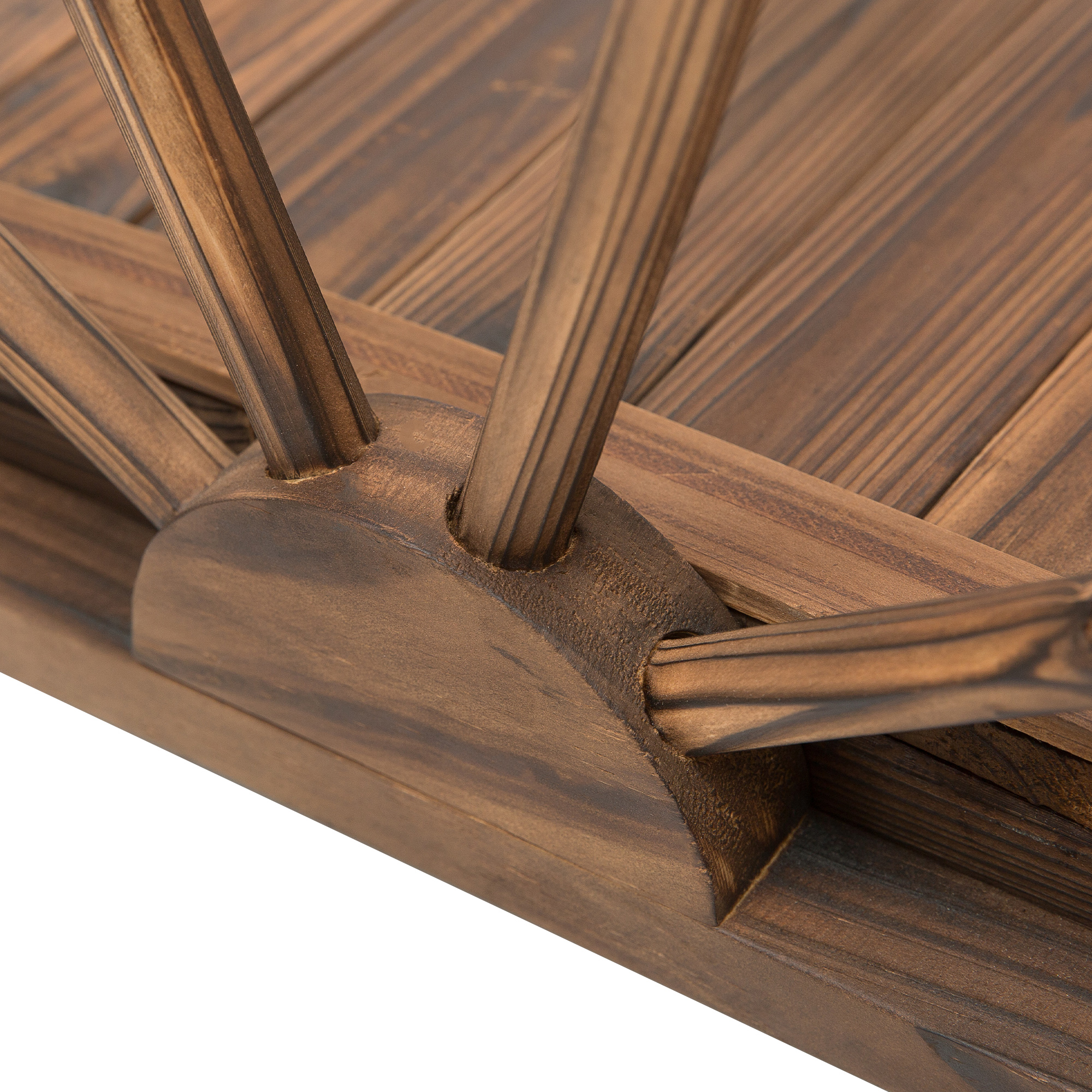 Construcción de madera con puntales verticales y suelo de madera.