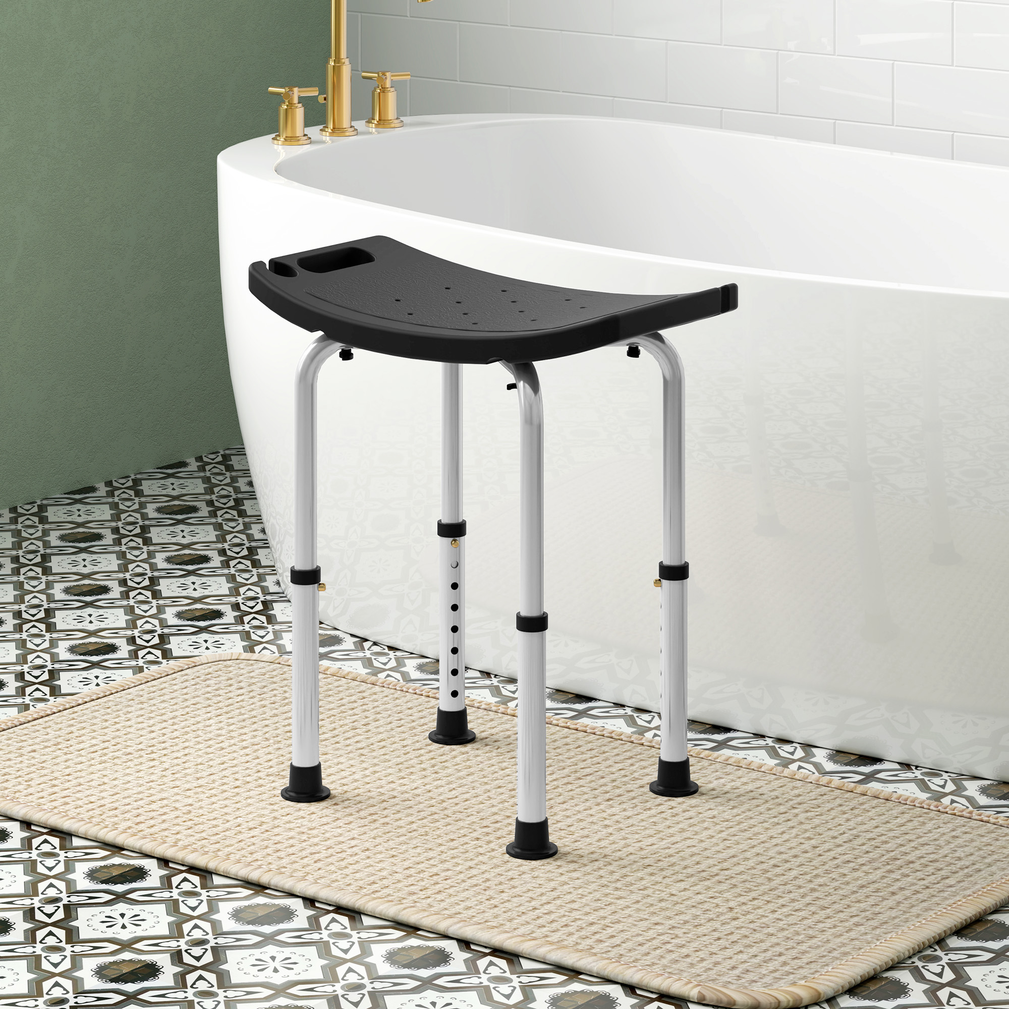 Un taburete de ducha negro con patas ajustables se sienta sobre una alfombra frente a una bañera.
