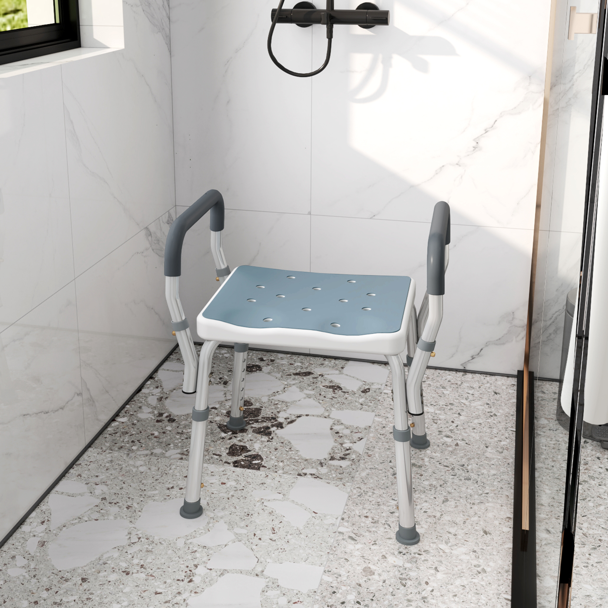 Una silla de ducha blanca y azul con reposabrazos se asienta sobre un suelo de terrazo.
