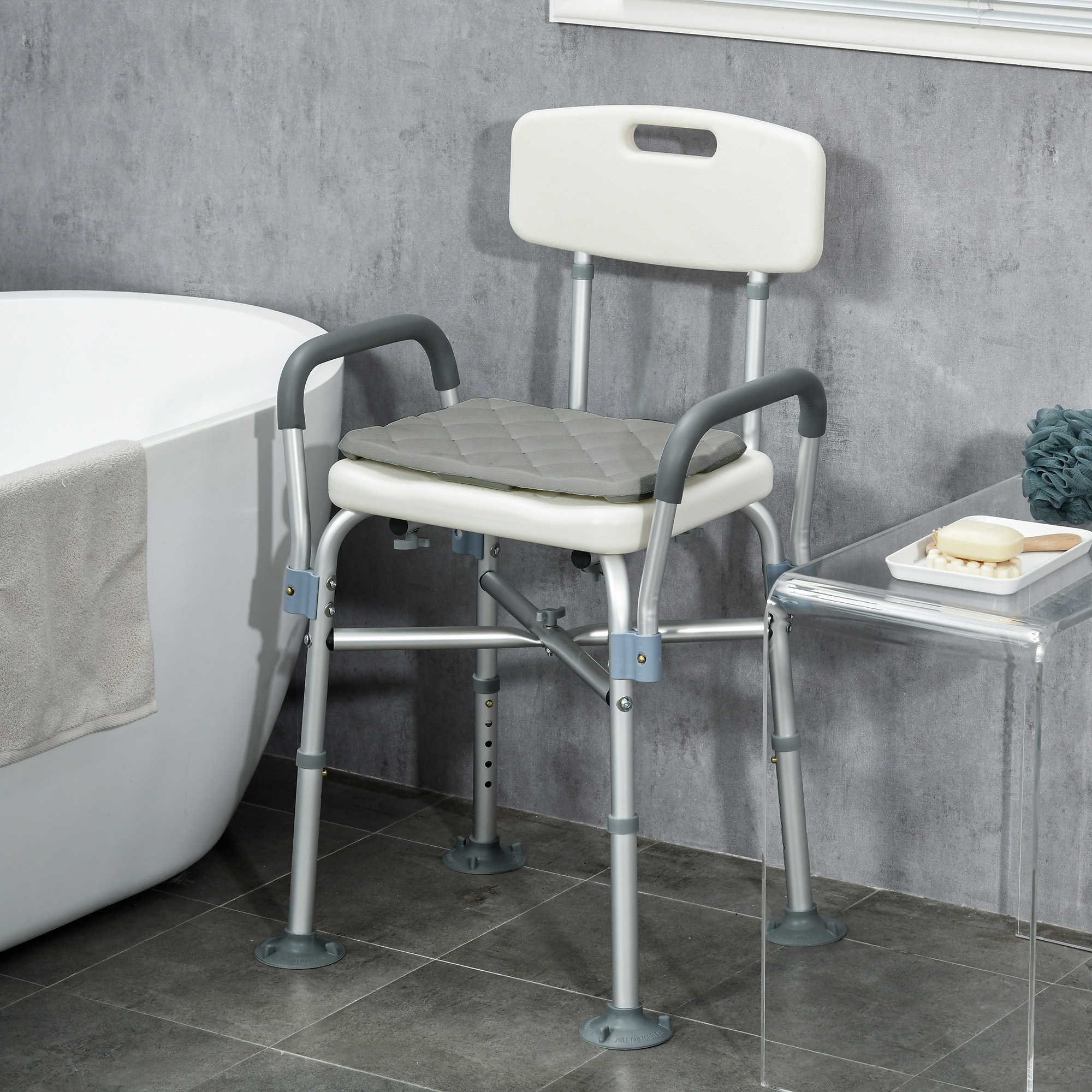 Una silla de ducha blanca con respaldo y asiento acolchado junto a una bañera.