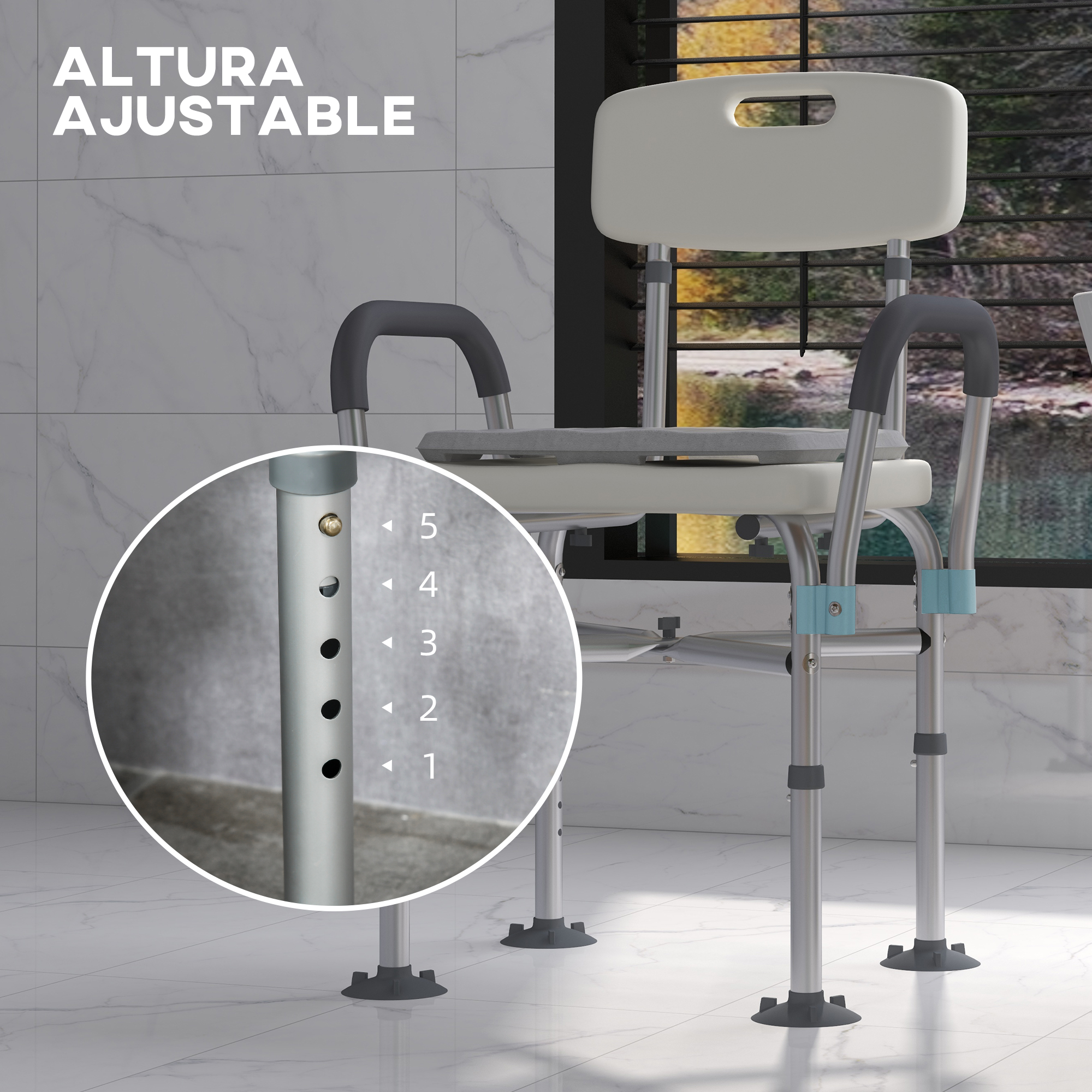 Una silla de ducha ajustable con respaldo y reposabrazos está sobre un suelo embaldosado.