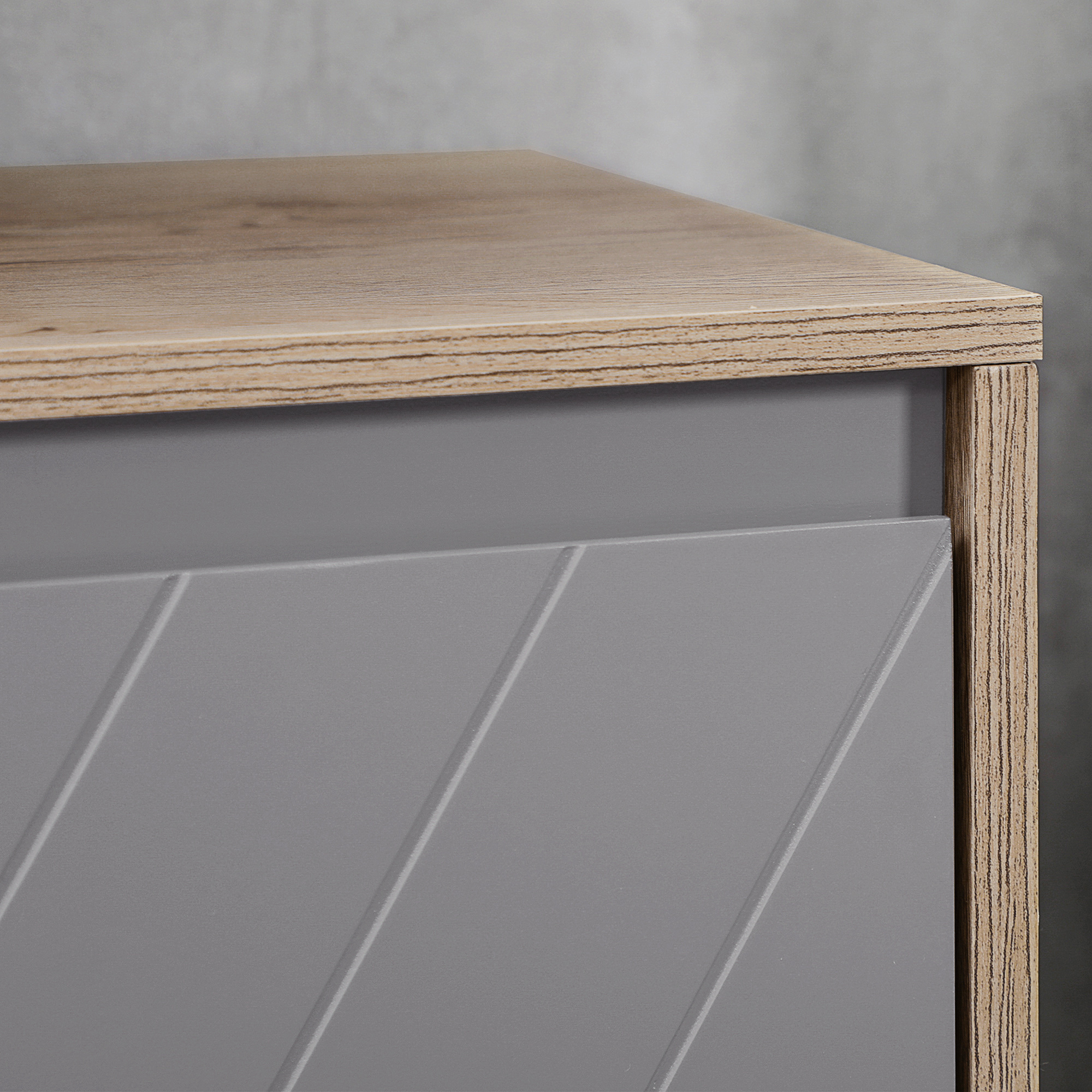 Primer plano de un tablero de madera sobre una puerta gris con ranuras diagonales.