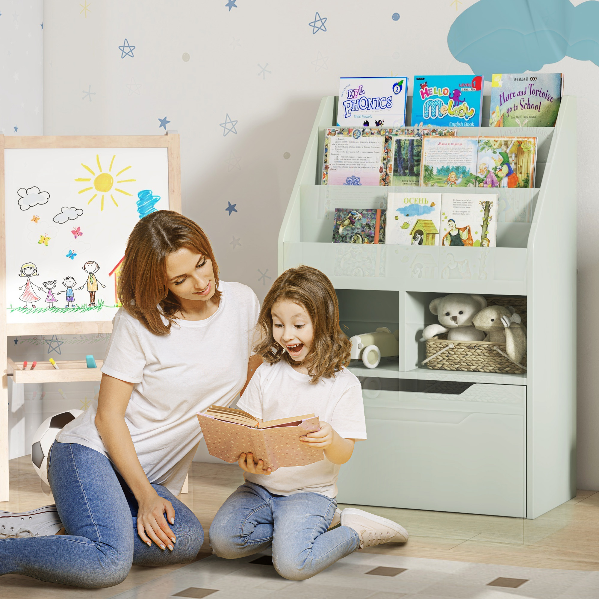 Madre e hija leyendo un libro, estantería de juguetes con libros y ositos.