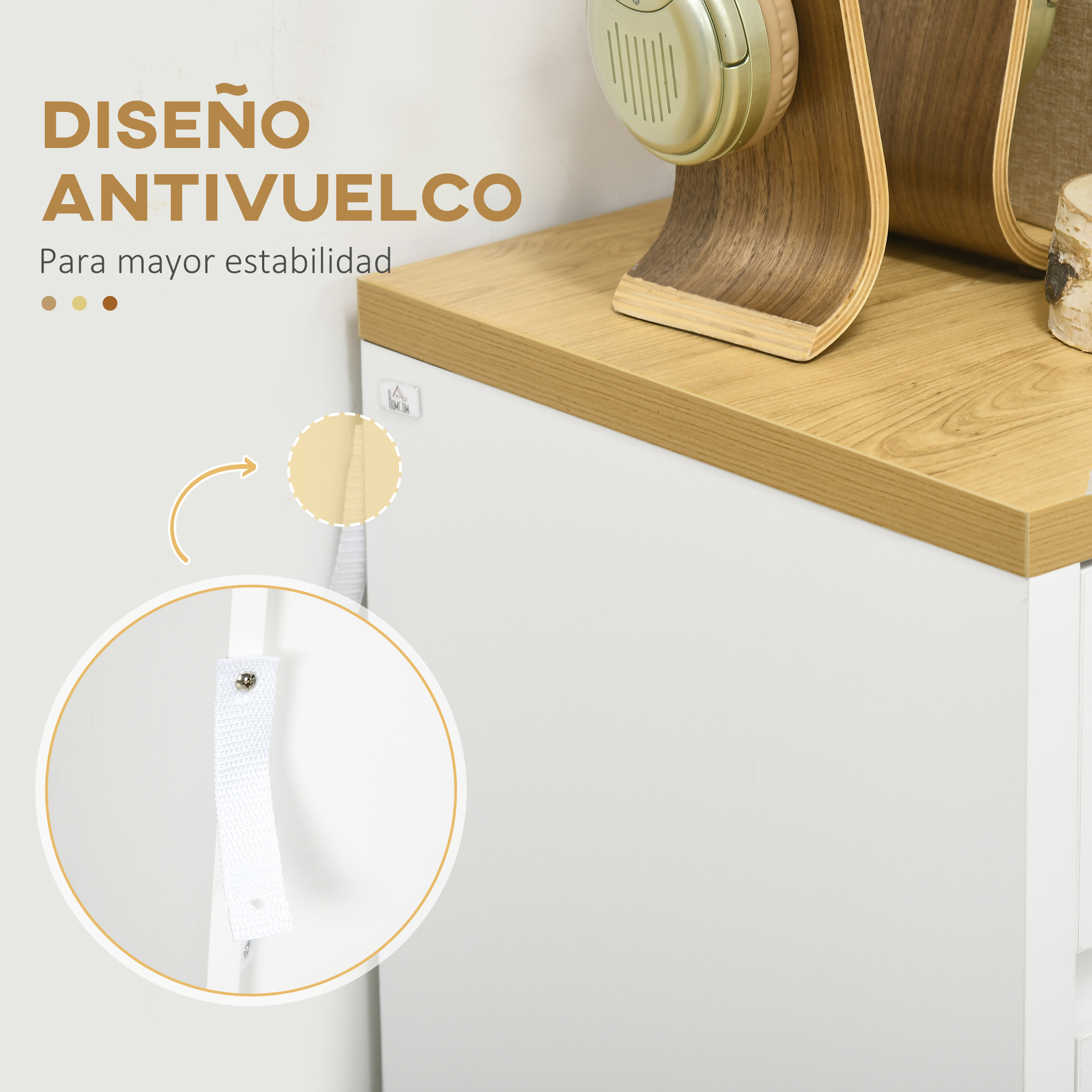 Diseño antivuelco con correa de seguridad y auriculares en soporte de madera.