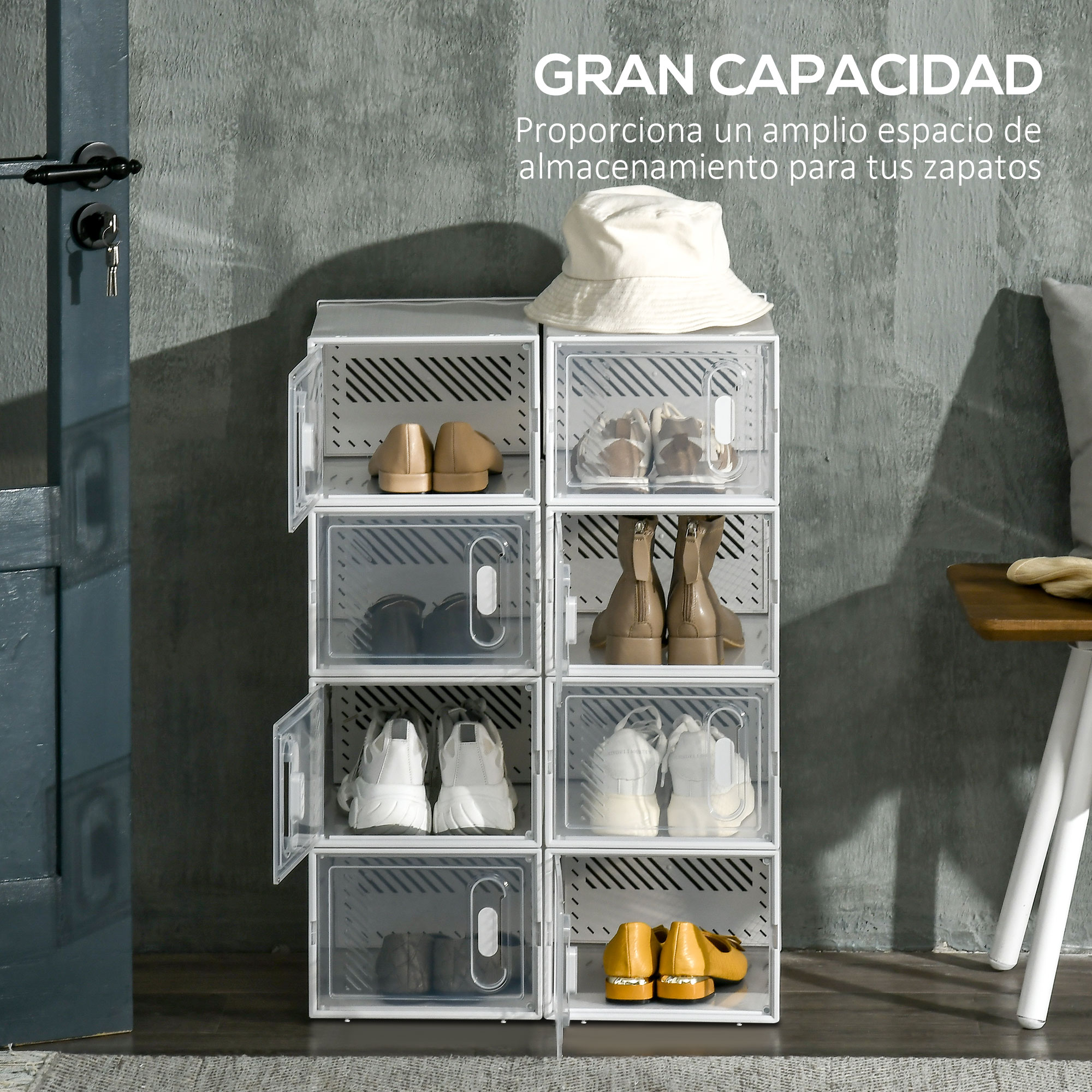 Un sombrero blanco descansa sobre un estante de cajas de zapatos transparentes.