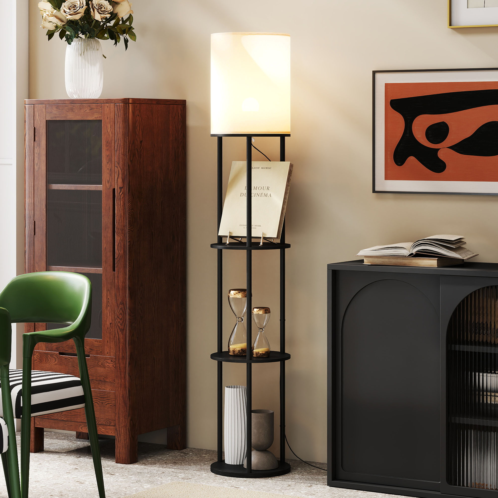 Una habitación luminosa con muebles de madera oscura, una silla verde y una lámpara de pie.