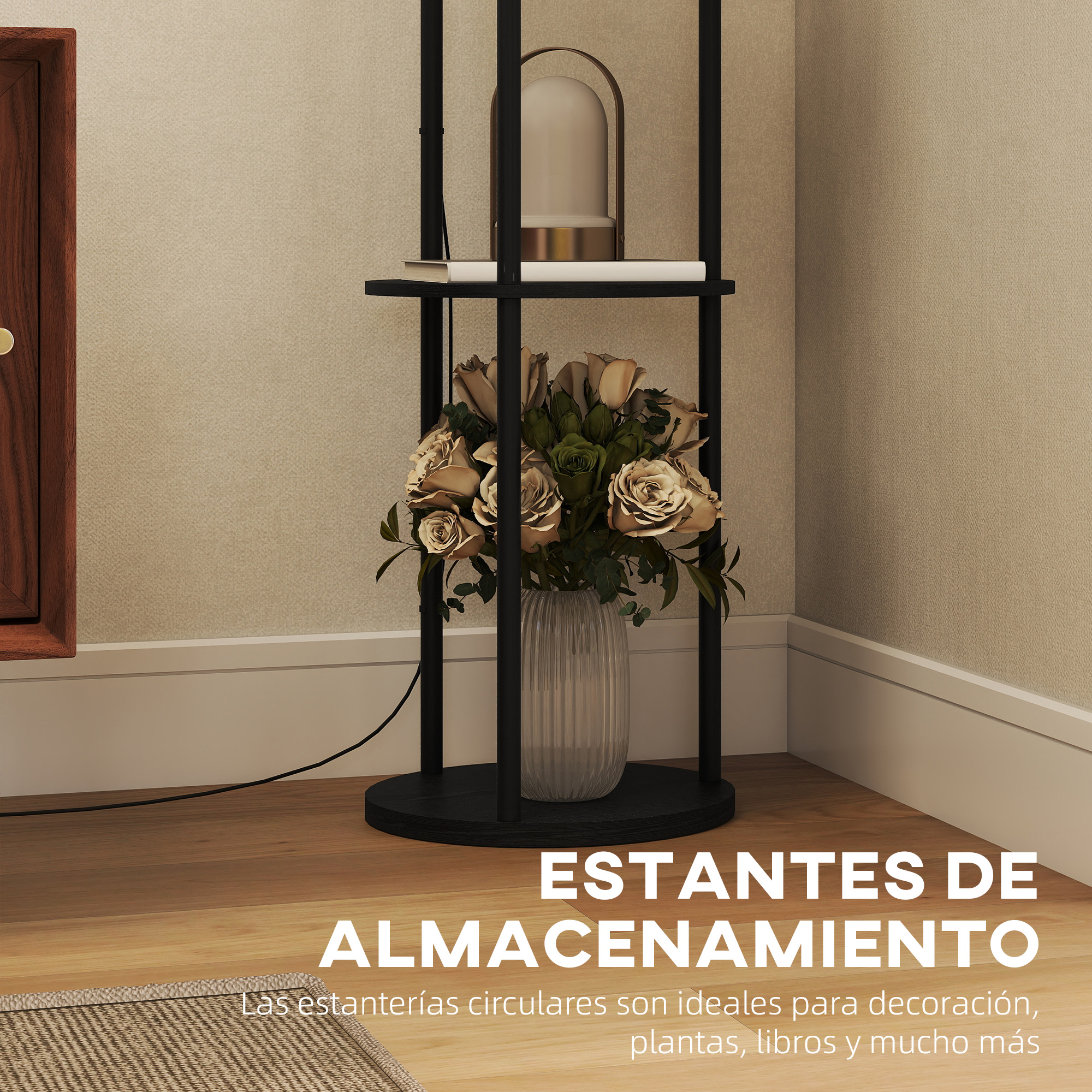 Un estante negro con un ramo de flores en un jarrón, libros y una lámpara.