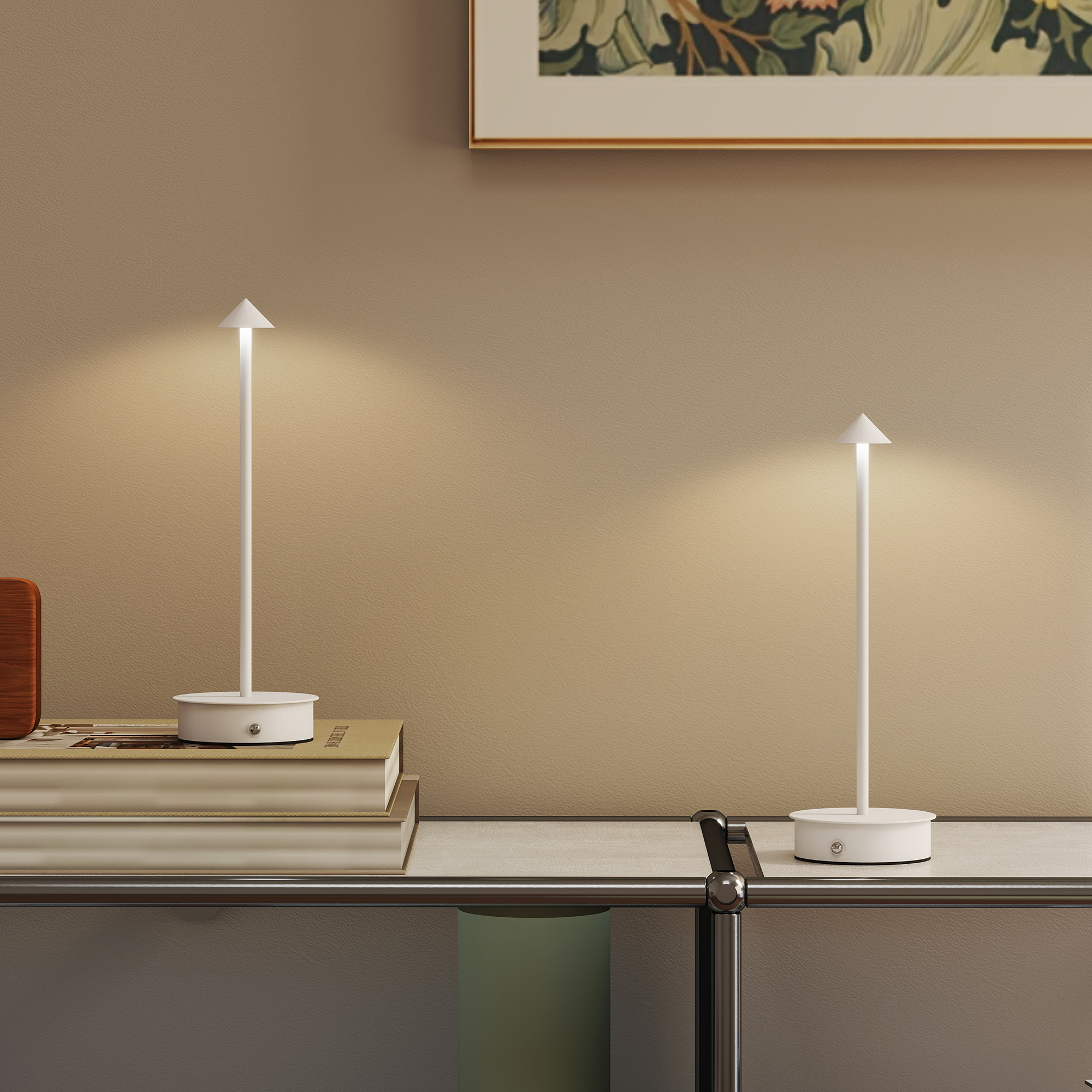 Dos lámparas de mesa blancas con puntas triangulares sobre libros.