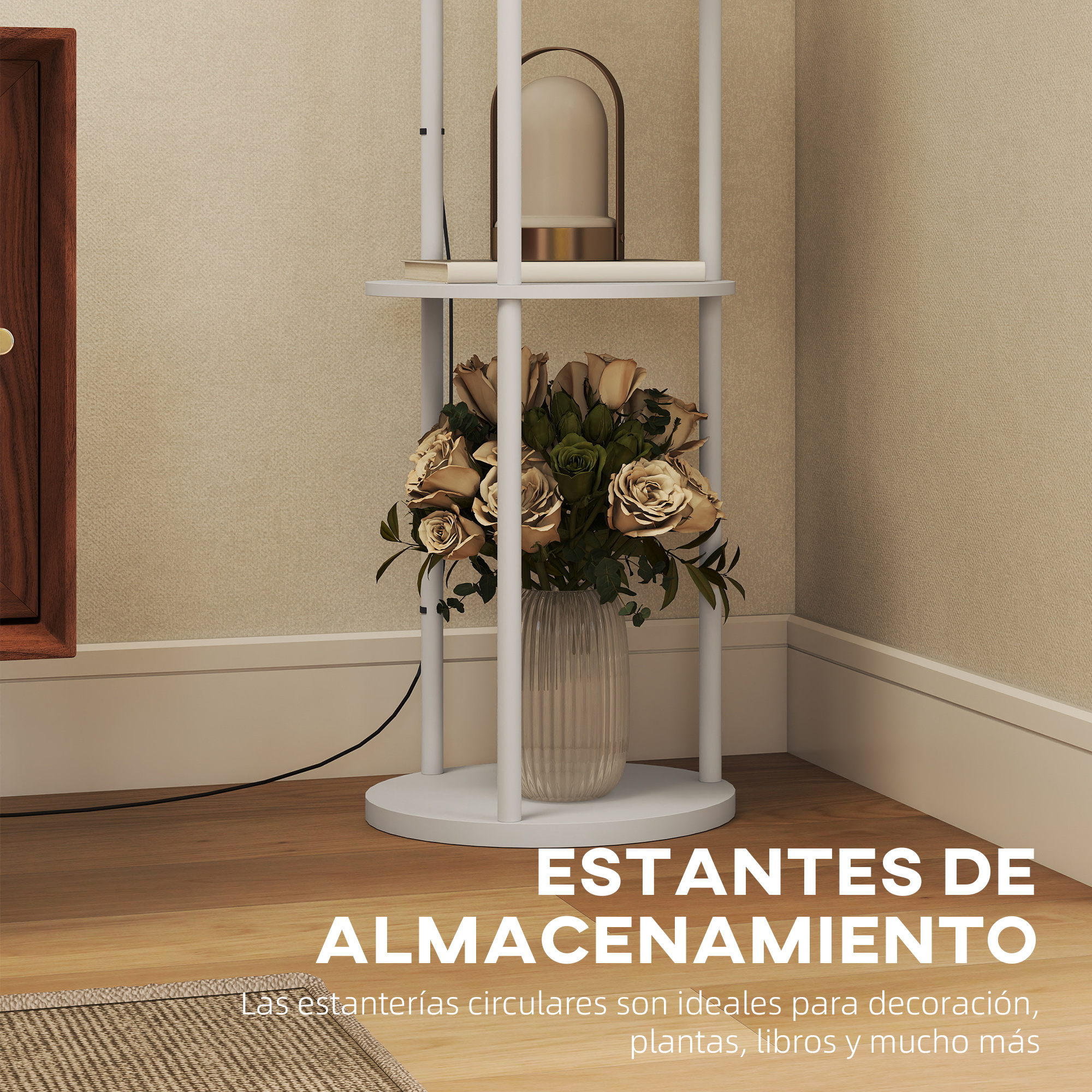 Una estantería blanca con libros, una lámpara y flores en un jarrón.