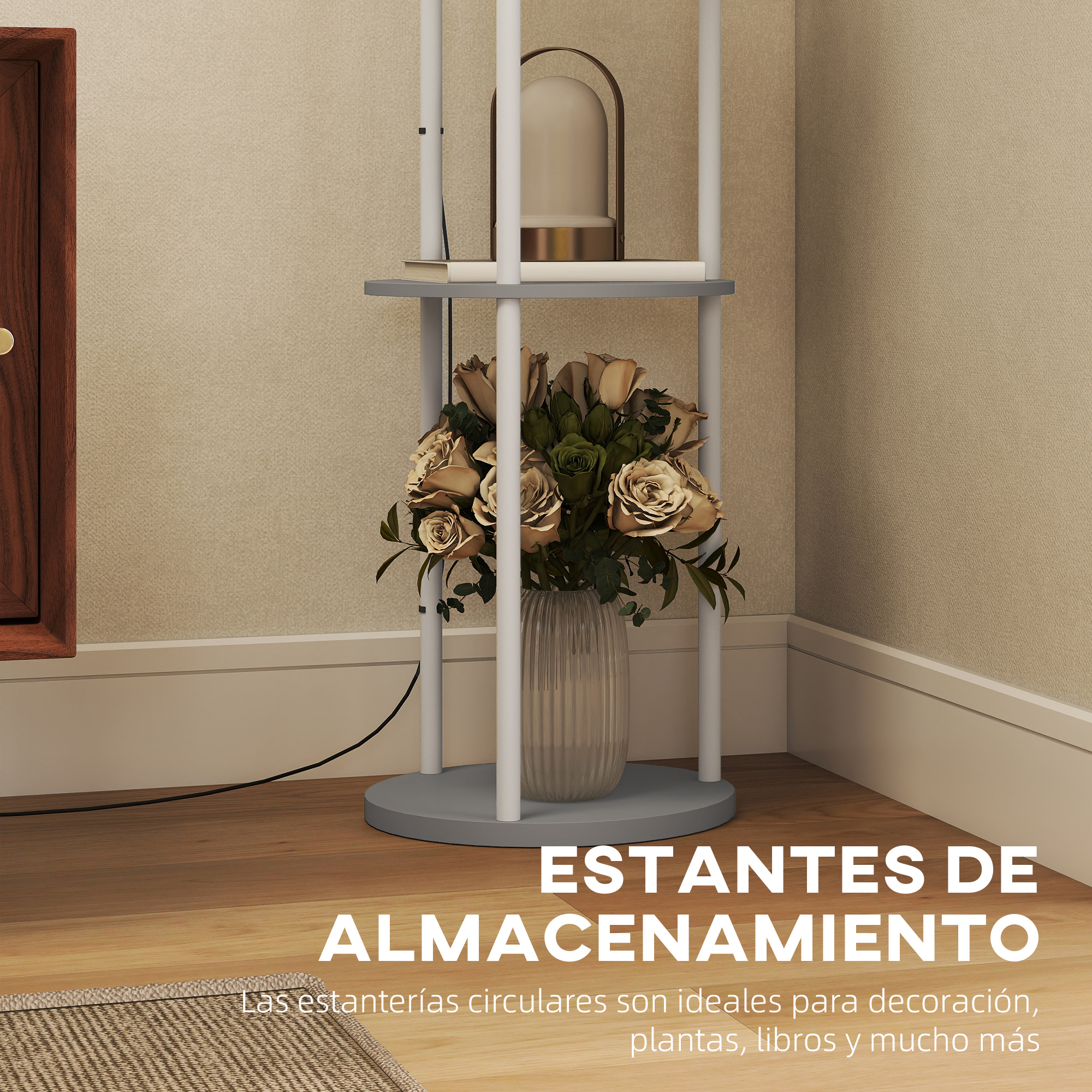 Un estante con flores en un jarrón, libros y una lámpara contra una pared texturizada.