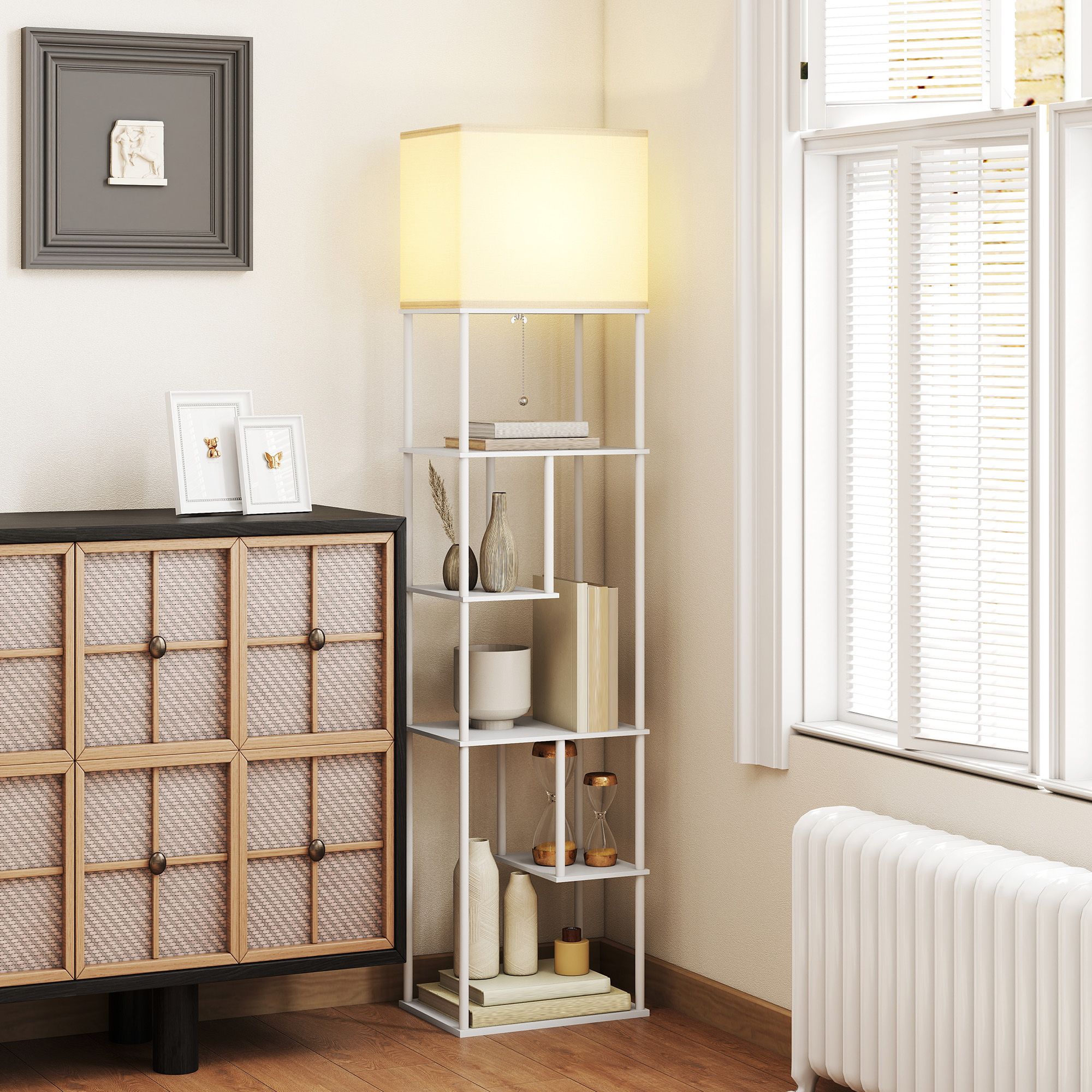Una habitación con estantería, lámpara, cómoda y ventana.