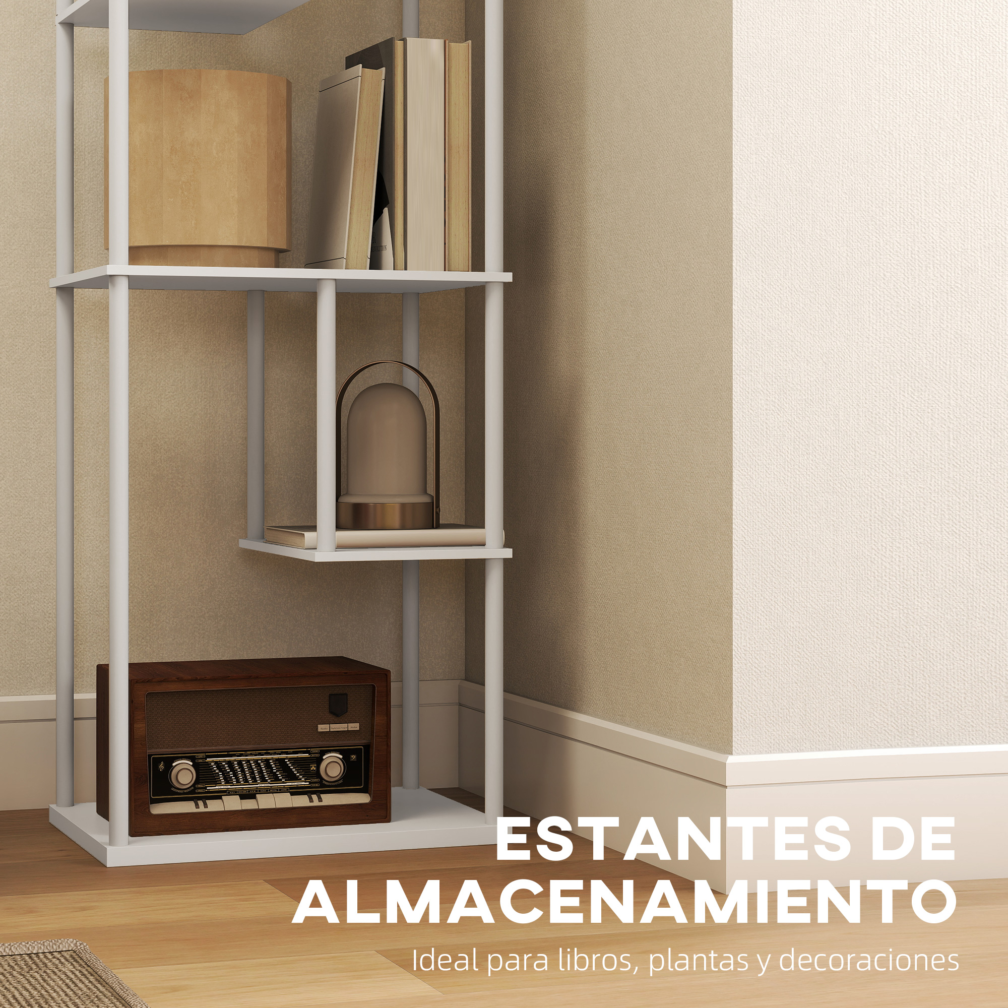 Una estantería blanca con libros, un jarrón y una radio antigua.