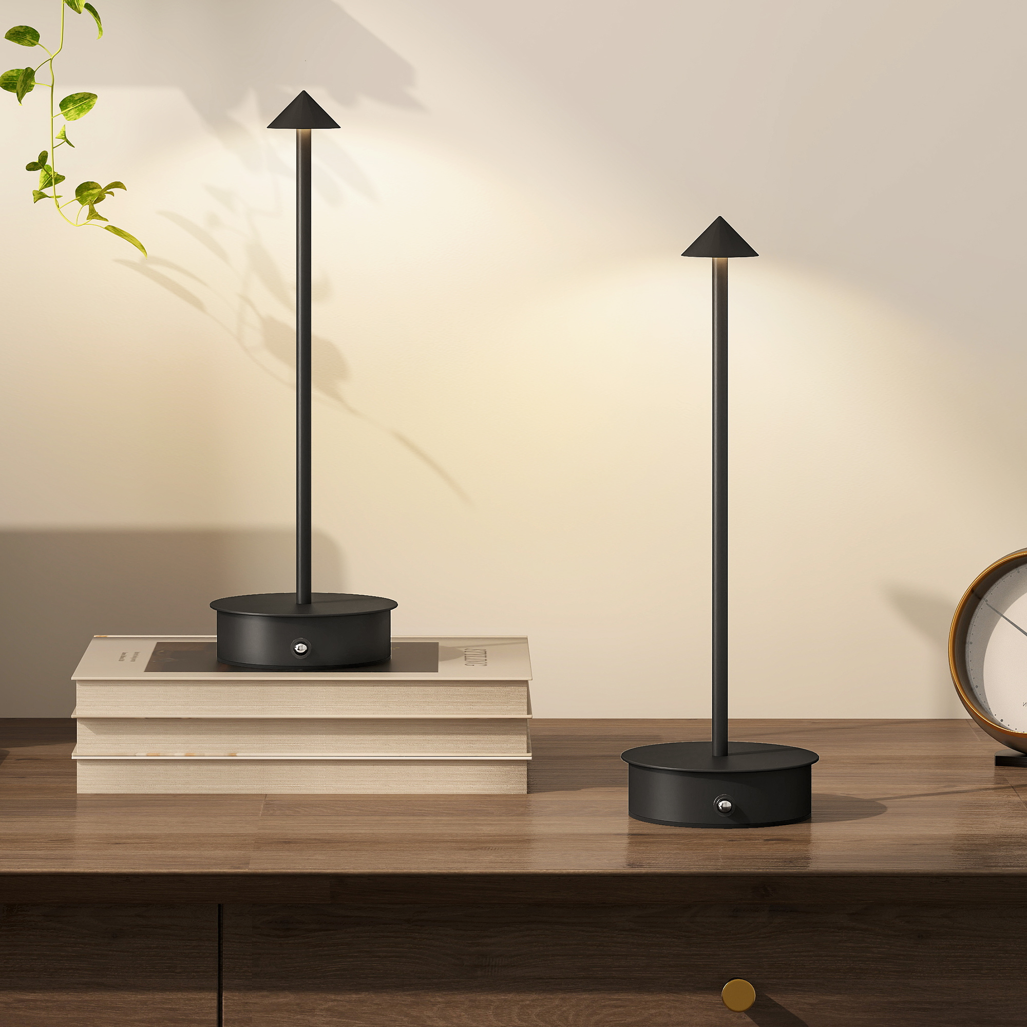 Dos lámparas minimalistas negras sobre un escritorio de madera con libros y un reloj.