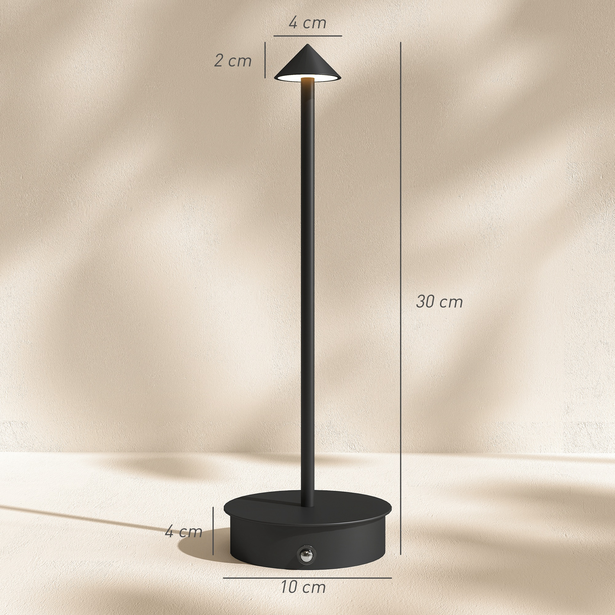 Lámpara de mesa negra con pantalla cónica y base redonda. Dimensiones mostradas.