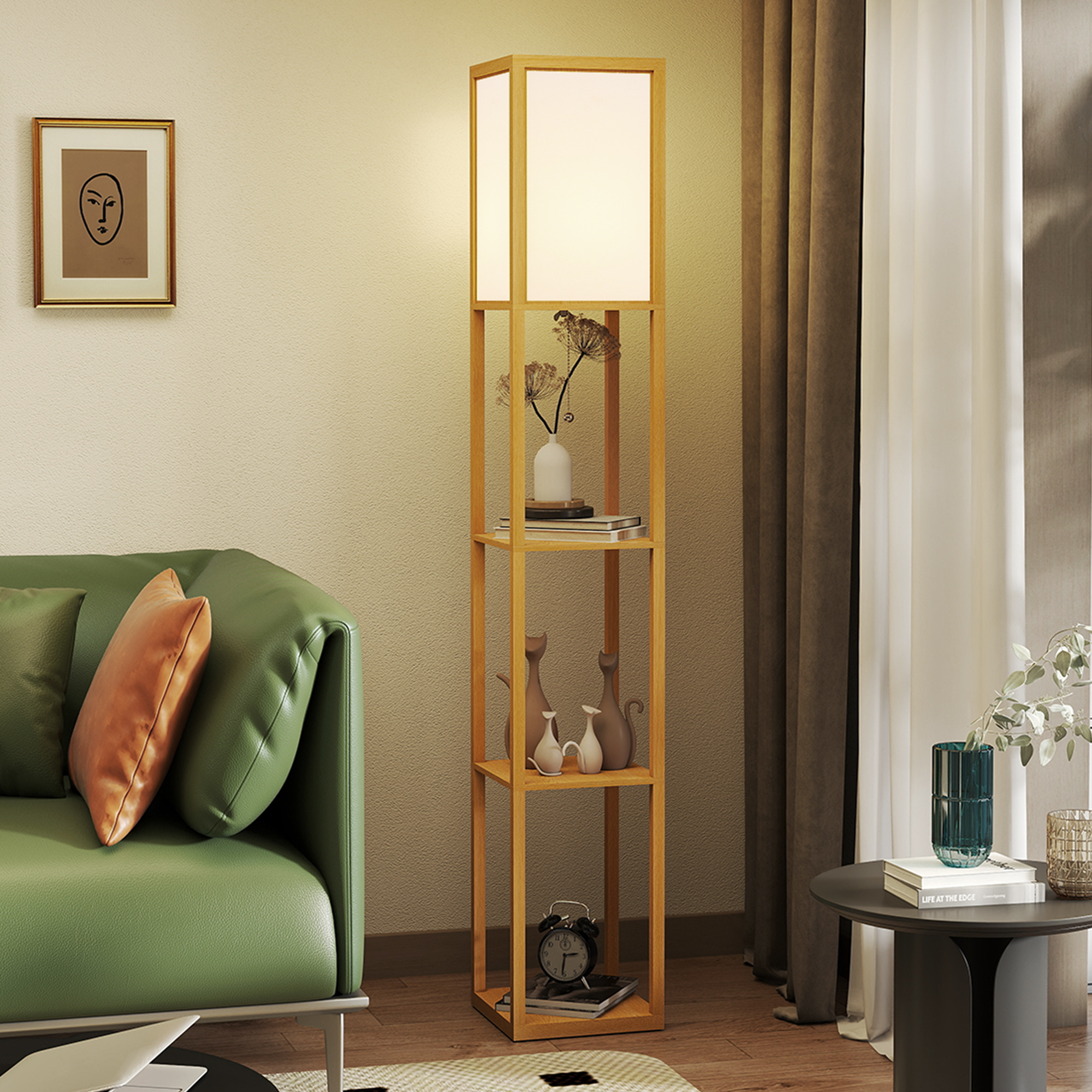 Un sofá verde, una estantería de madera con decoración y una lámpara de pie.