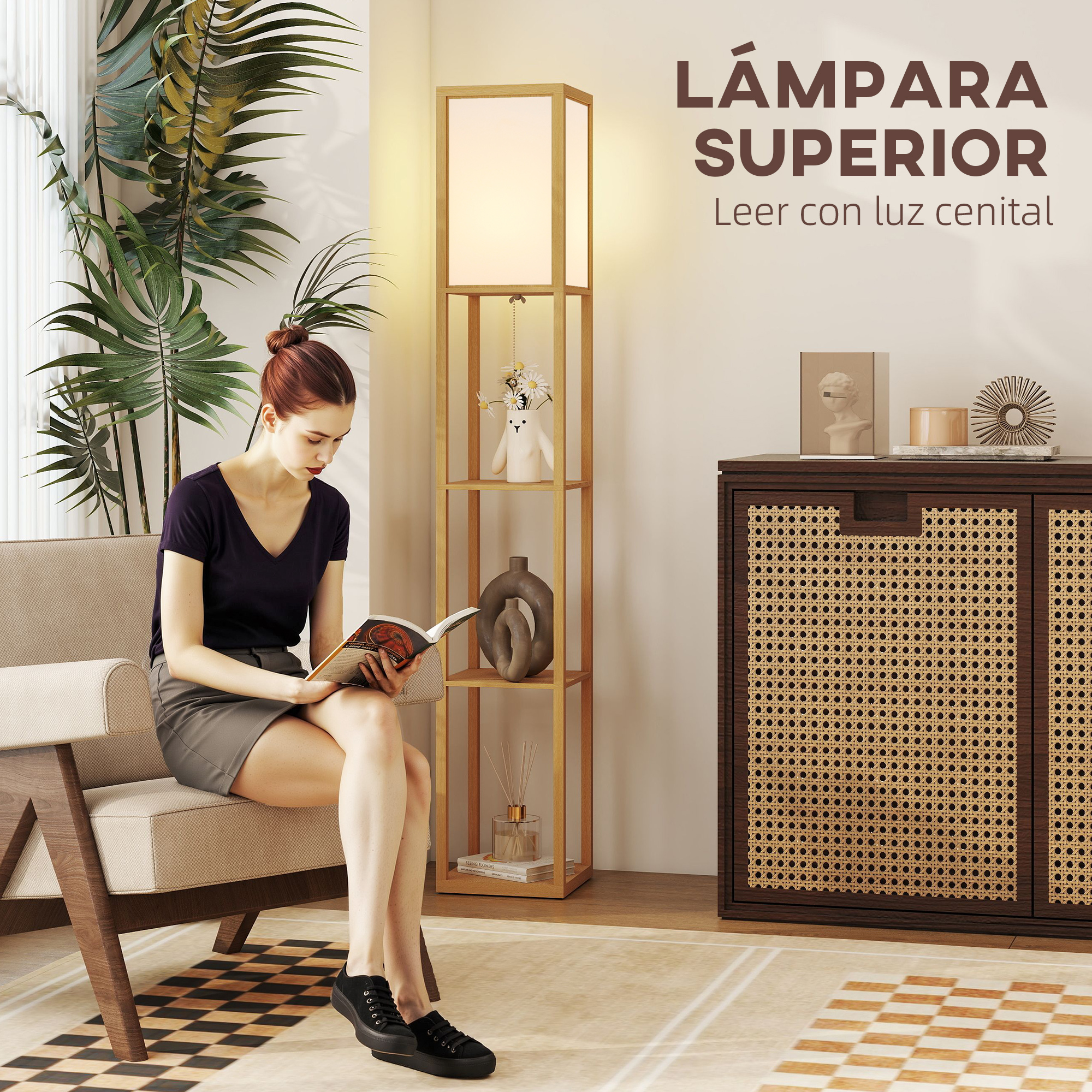 Una mujer lee un libro en un sillón, junto a una estantería de madera con lámpara.