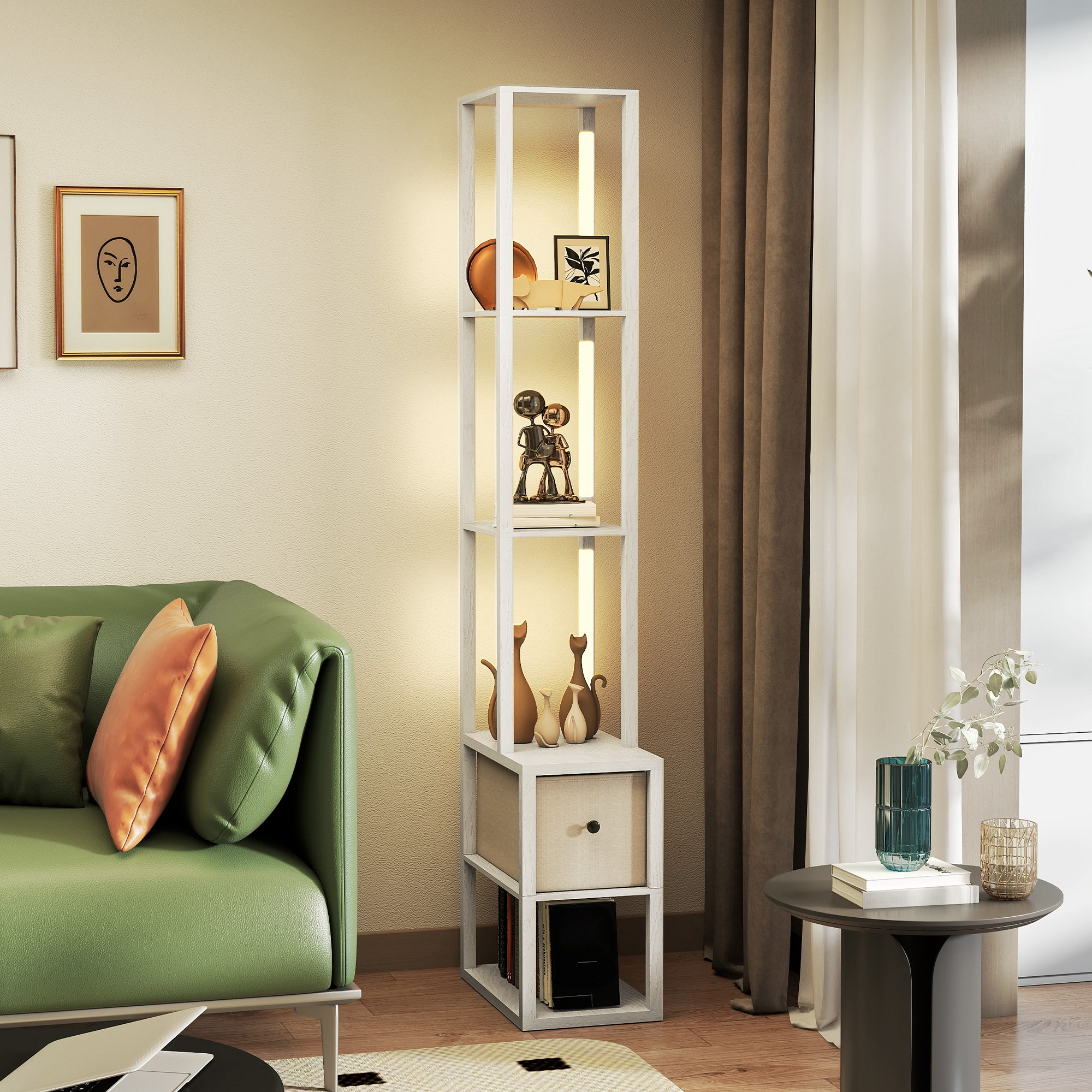 Un sofá de cuero verde con cojines se sienta junto a una estantería blanca con decoración.