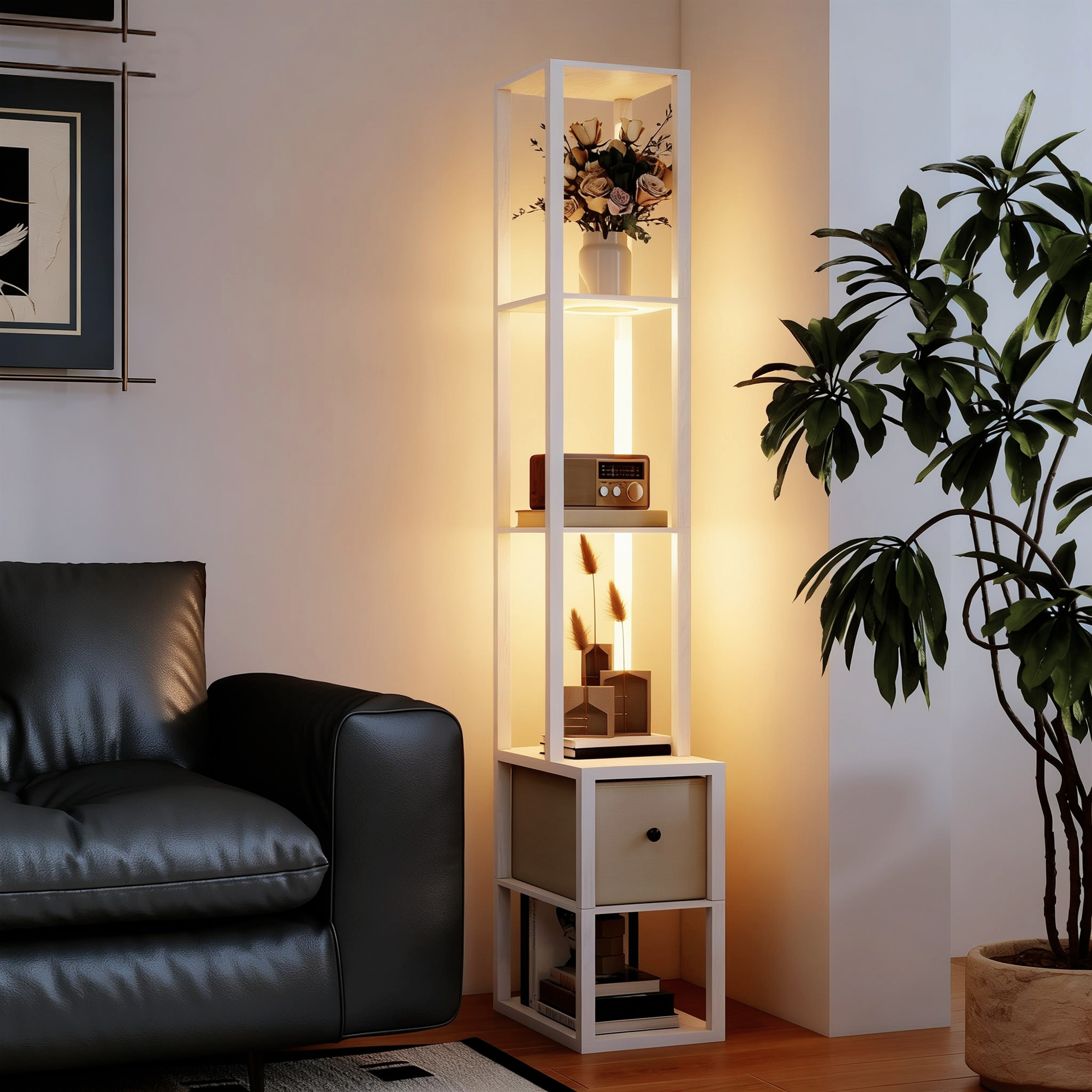 Un sofá de cuero negro junto a una estantería blanca con decoración y plantas.