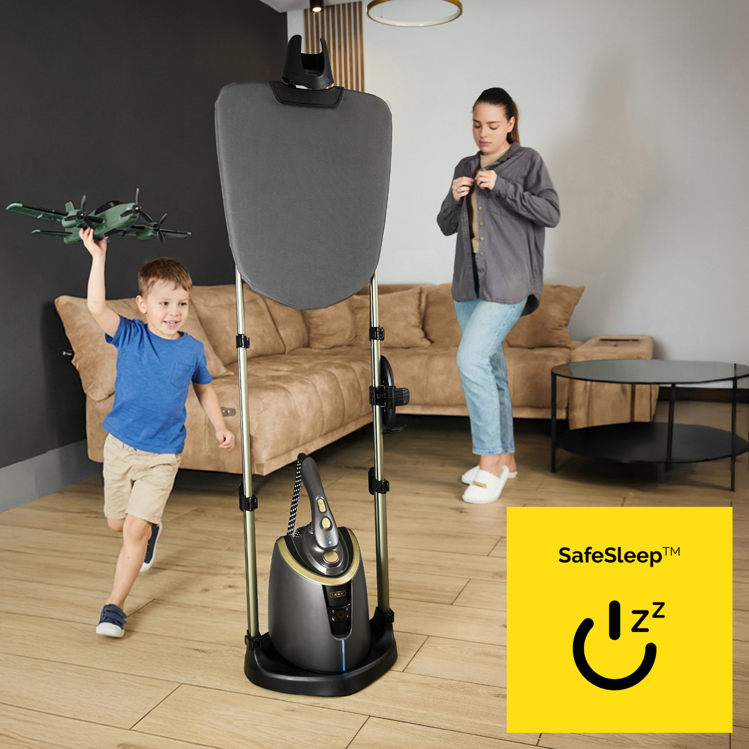 Chłopiec bawi się samolotem, kobieta się ubiera, żelazko parowe.