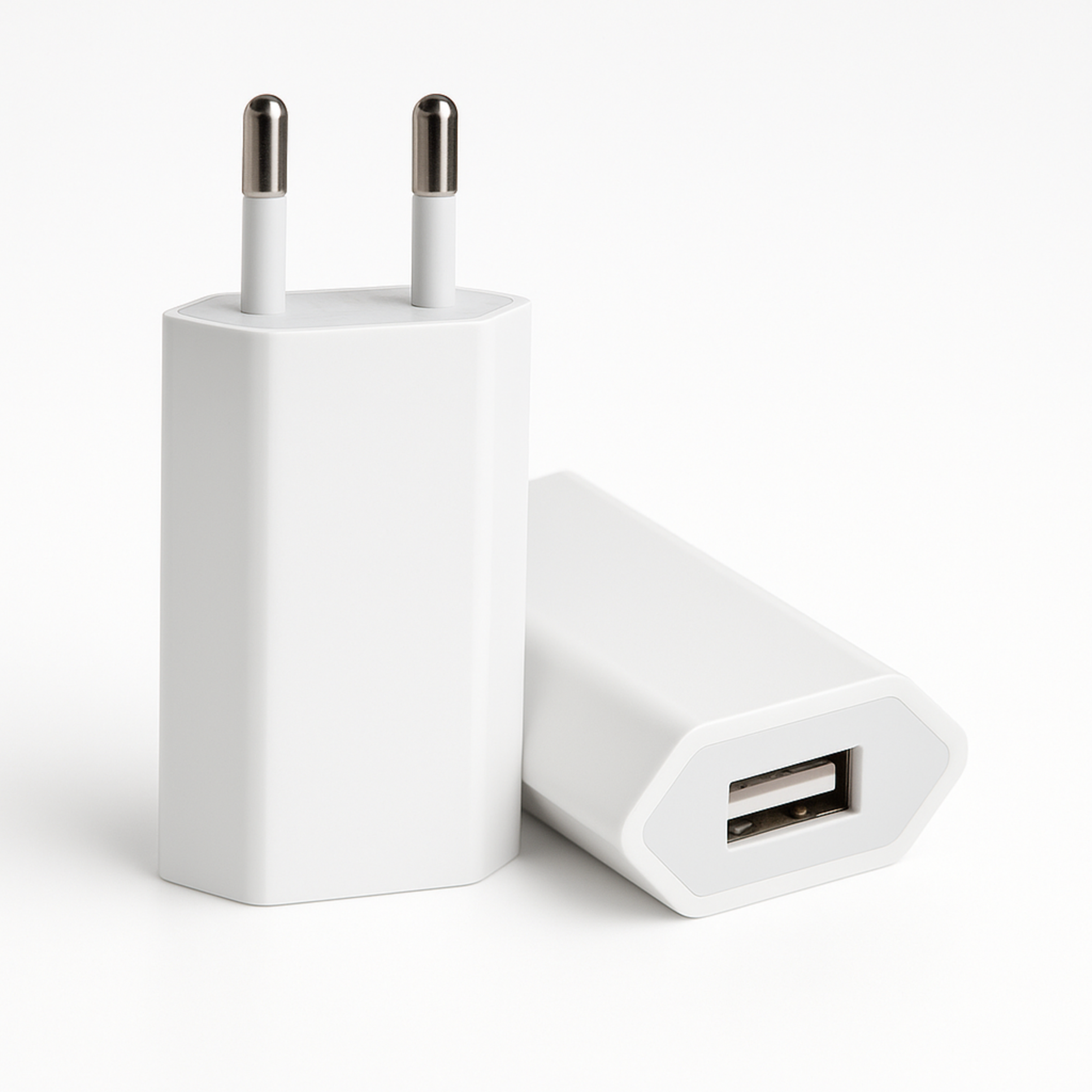 Zwei weiße USB-Ladegeräte liegen nebeneinander auf weißem Grund.
