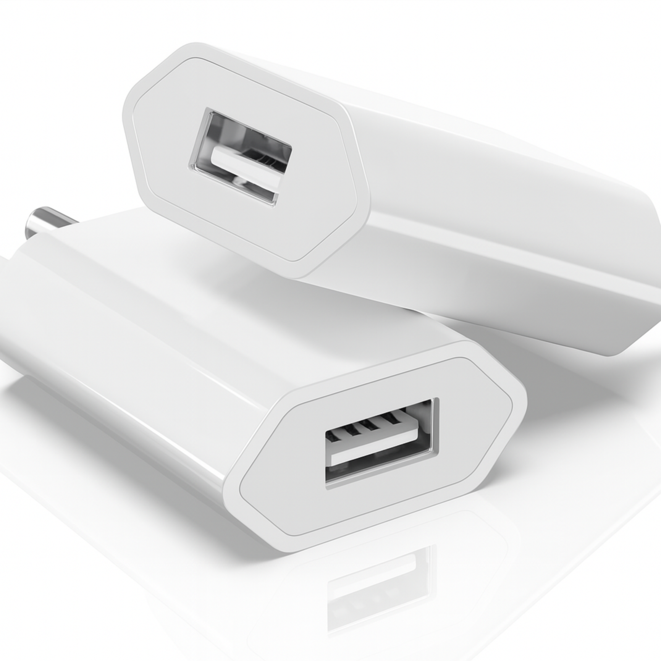 Zwei weiße USB-Ladegeräte liegen nebeneinander auf weißem Hintergrund.