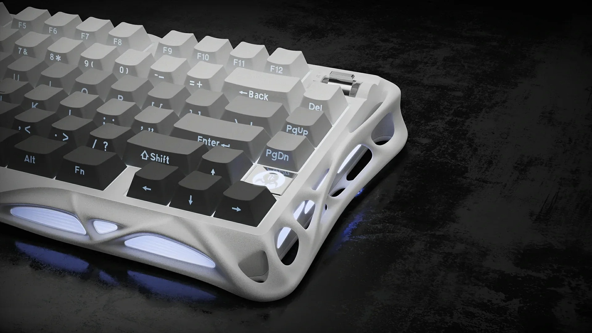 Biała klawiatura ze szkieletową obudową i niebieskim podświetleniem.