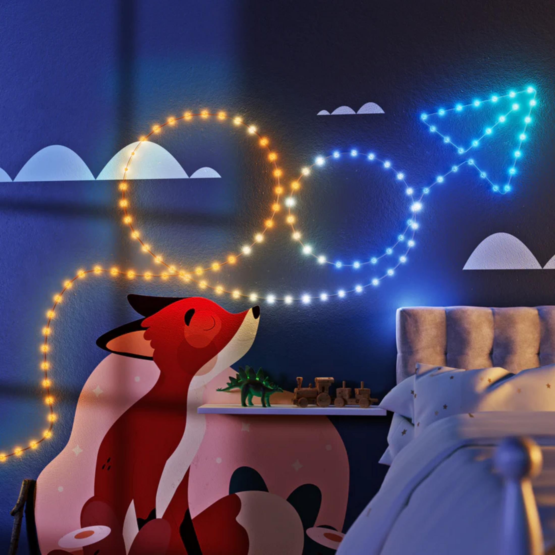 Rudy lis patrzy na lampki tworzące chmury i strzałkę.