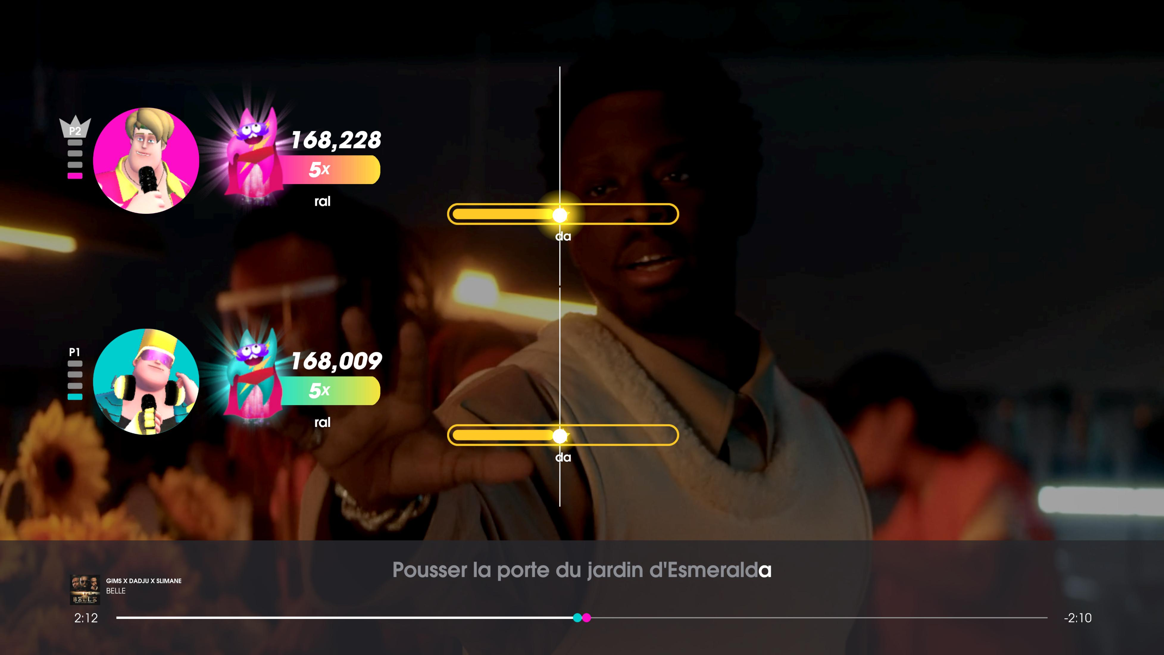Uno schermo di un videogioco che mostra cantanti, punteggi e righe di testo.