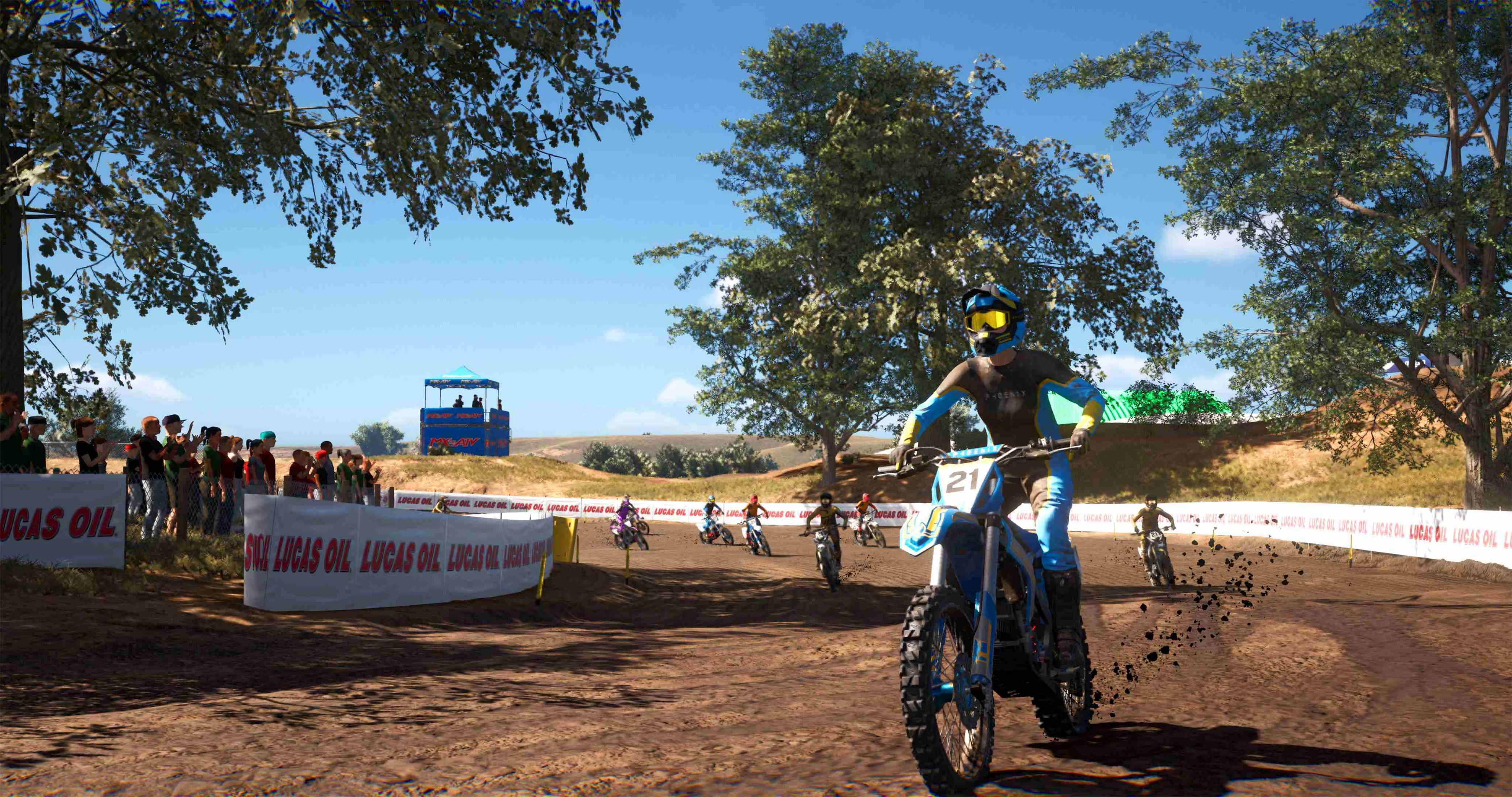 Motocross-Rennen mit Fahrern auf Schlammkurs. Zuschauer auf der linken Seite.