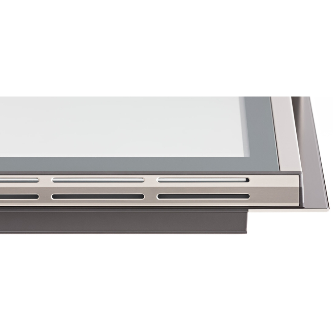 Primo piano di un elettrodomestico moderno con fessure di ventilazione e frontale in vetro.