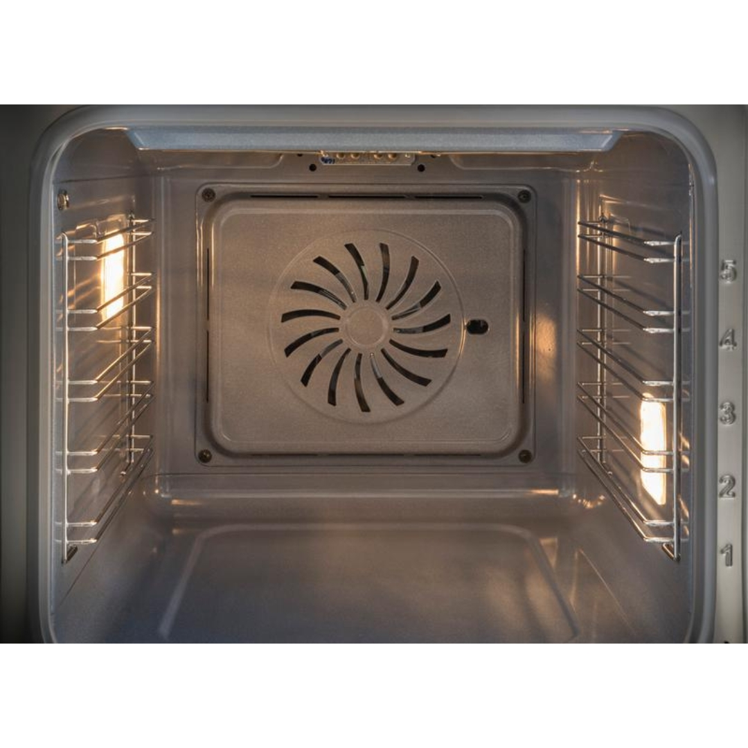 Interno di un forno pulito con griglie, ventola ed elementi riscaldanti accesi.