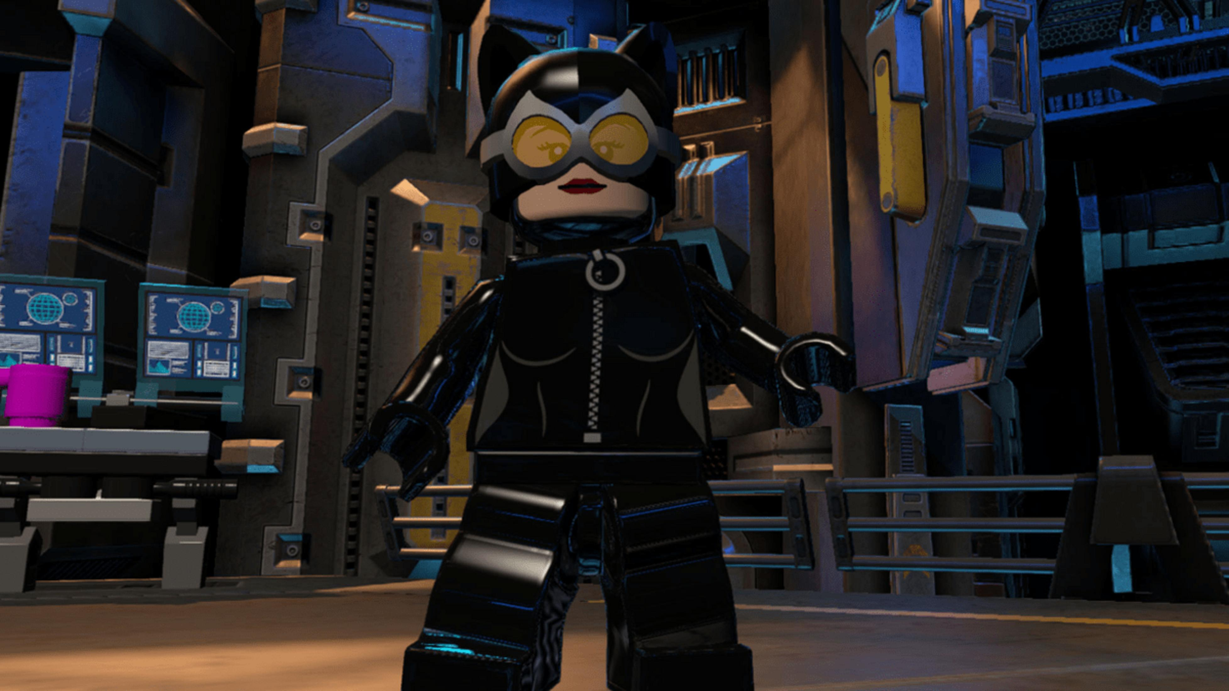 Lego Catwoman aux yeux jaunes et costume noir devant un décor futuriste.