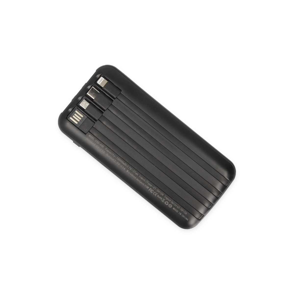 Yerleşik kabloları olan siyah powerbank: Lightning, USB-C, Micro-USB.