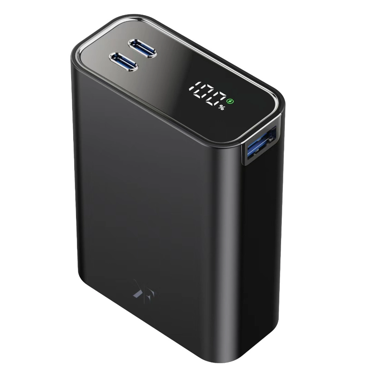 Siyah powerbank, %100 şarj göstergesi, iki USB-A ve bir USB-C bağlantı noktası.