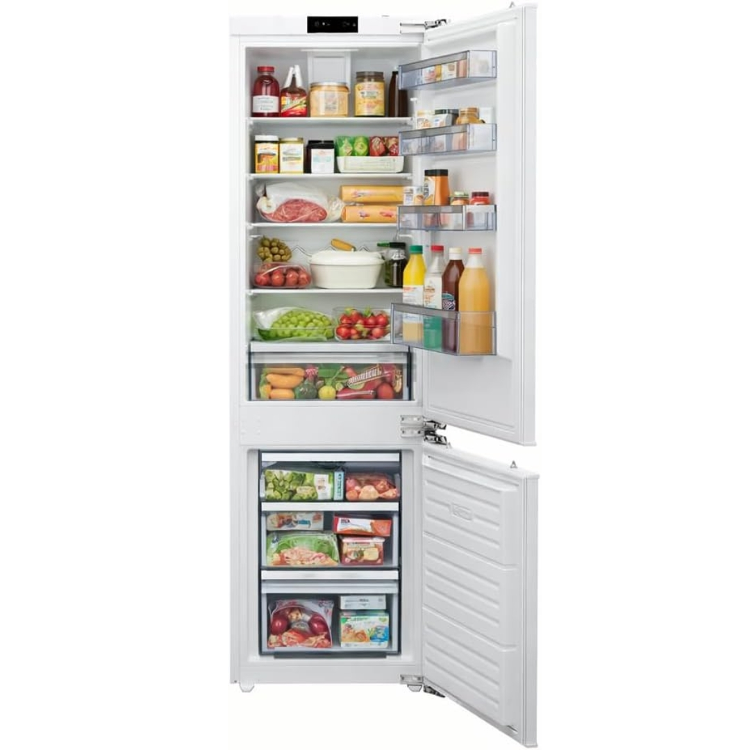 Frigorifero bianco aperto pieno di cibo: frutta, verdura, carne, bevande e surgelati.