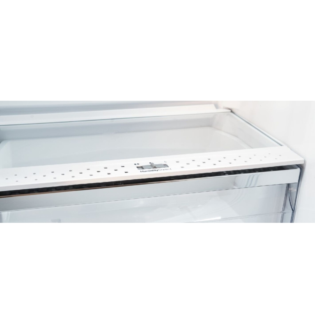 Una striscia bianca con prese d'aria e l'etichetta "Humidity Control".
