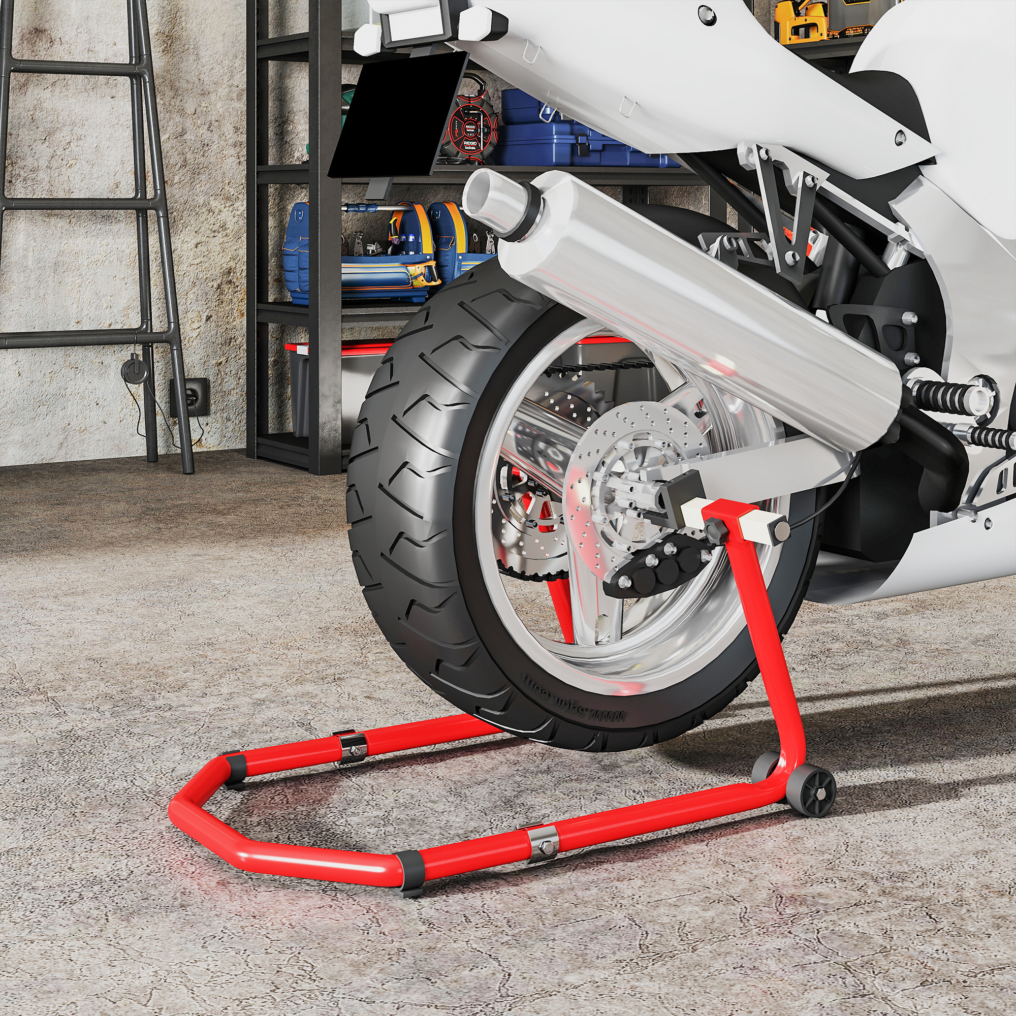 Una moto blanca descansa sobre un soporte rojo en un garaje. Herramientas en un estante.