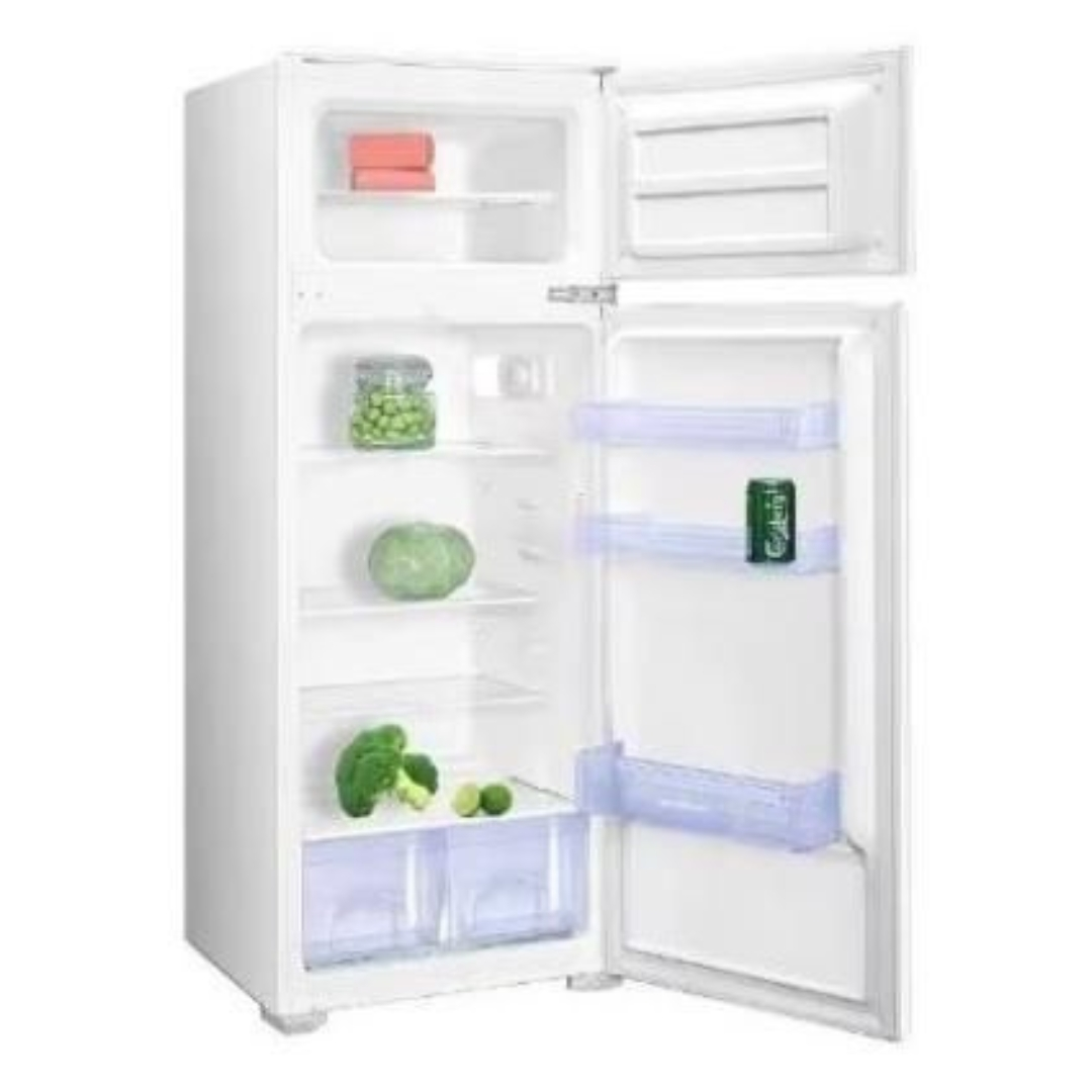 Un frigorifero bianco con la porta aperta, che mostra alimenti all'interno.