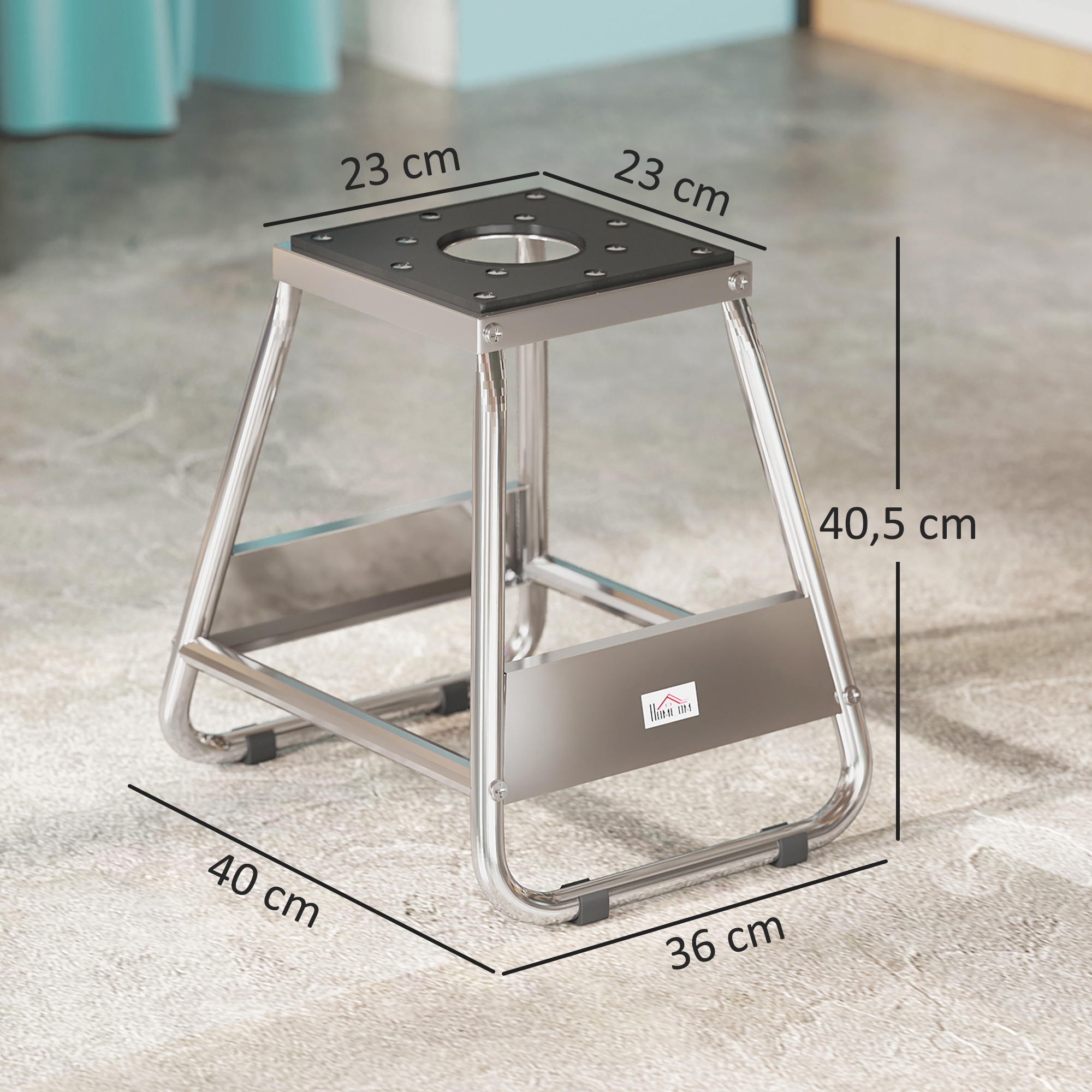 Un soporte de metal brillante con parte superior negra. Dimensiones: 40x36x40,5 cm.
