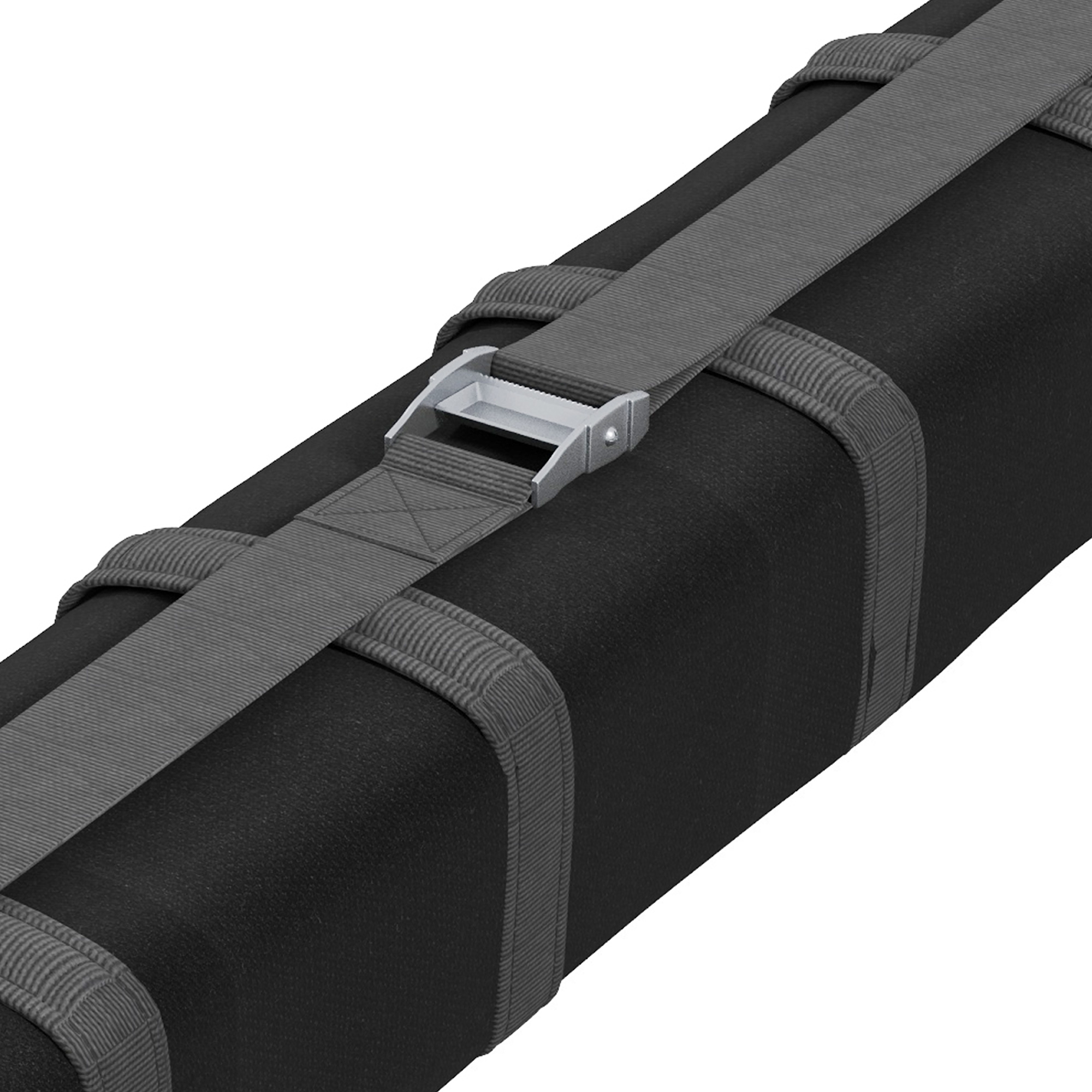 Bolso negro con correas grises y hebilla metálica en detalle cercano.