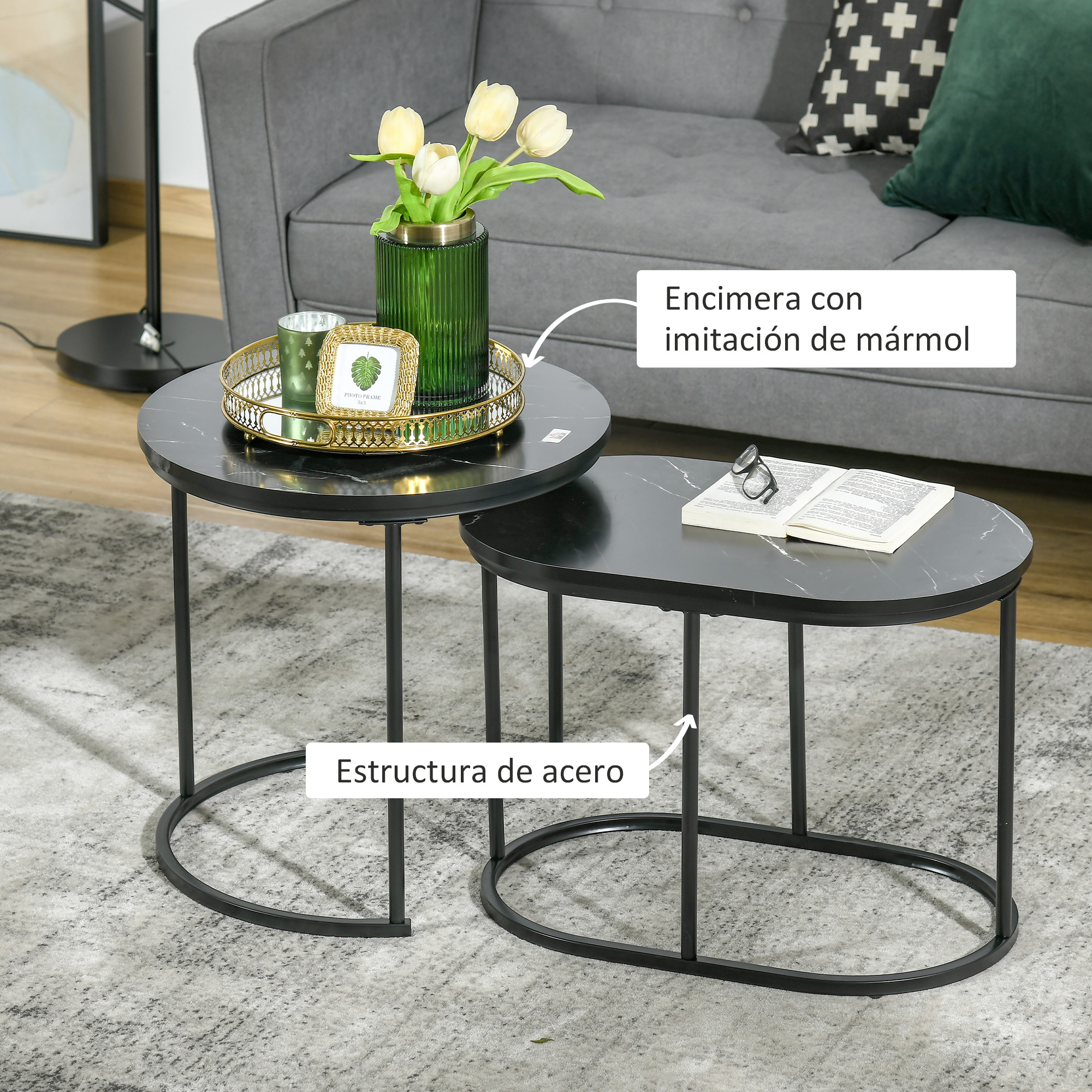 Dos mesas de centro redondas efecto mármol con estructura de metal. Objetos decorativos.