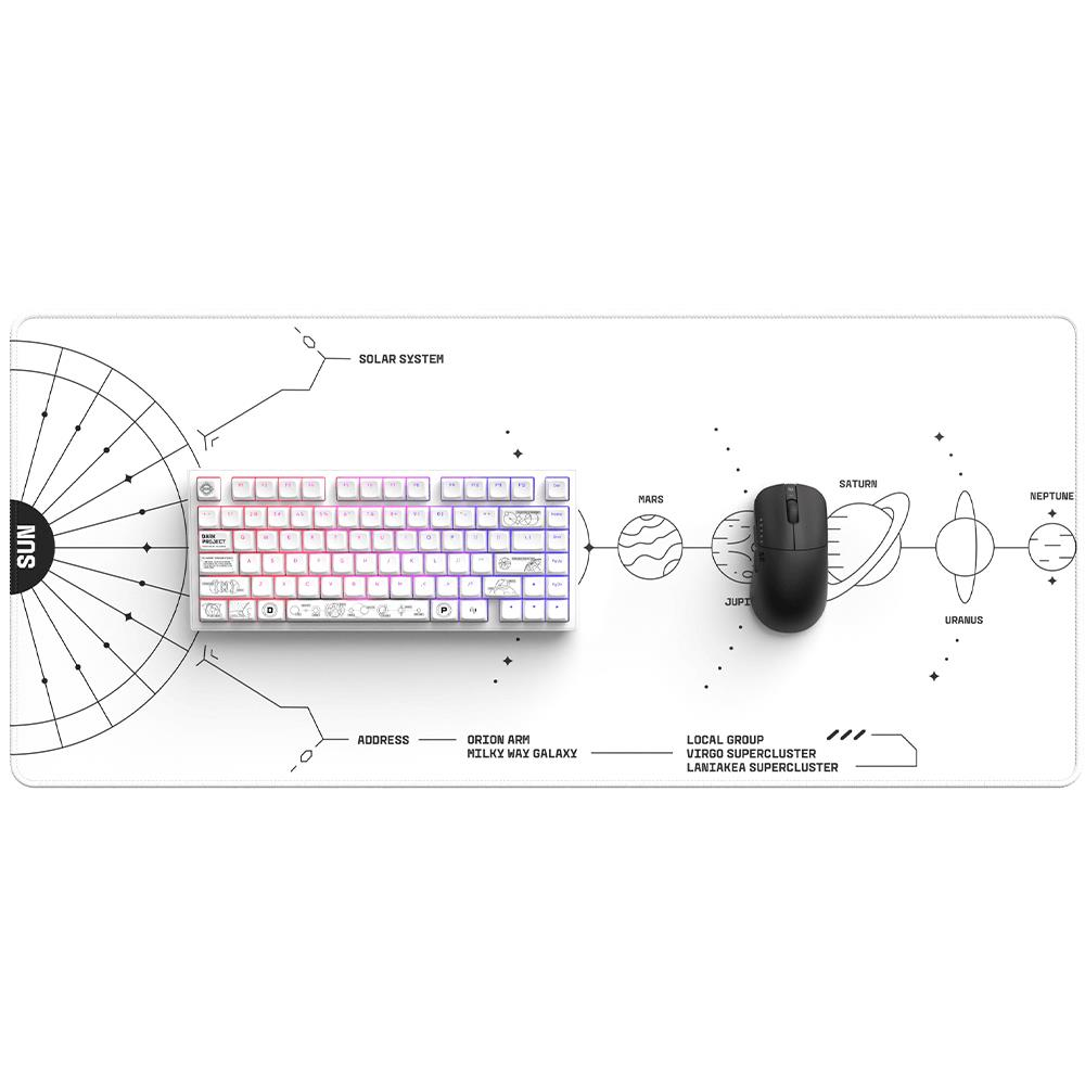 Eine weiße Tastatur und eine schwarze Maus liegen auf einer Mausmatte mit Solar-System-Design.
