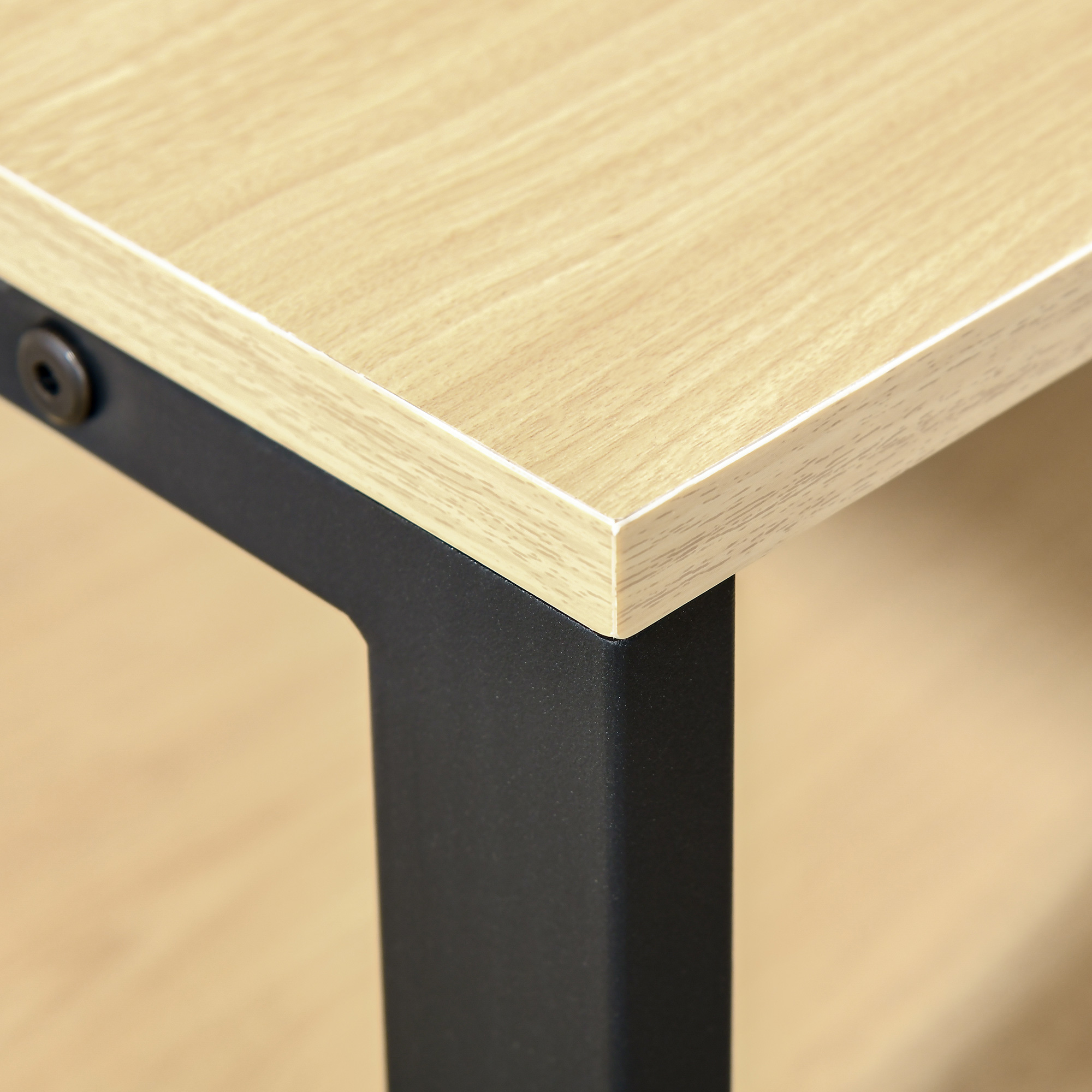 Tablero de madera con marco de metal negro y detalle de tornillo.